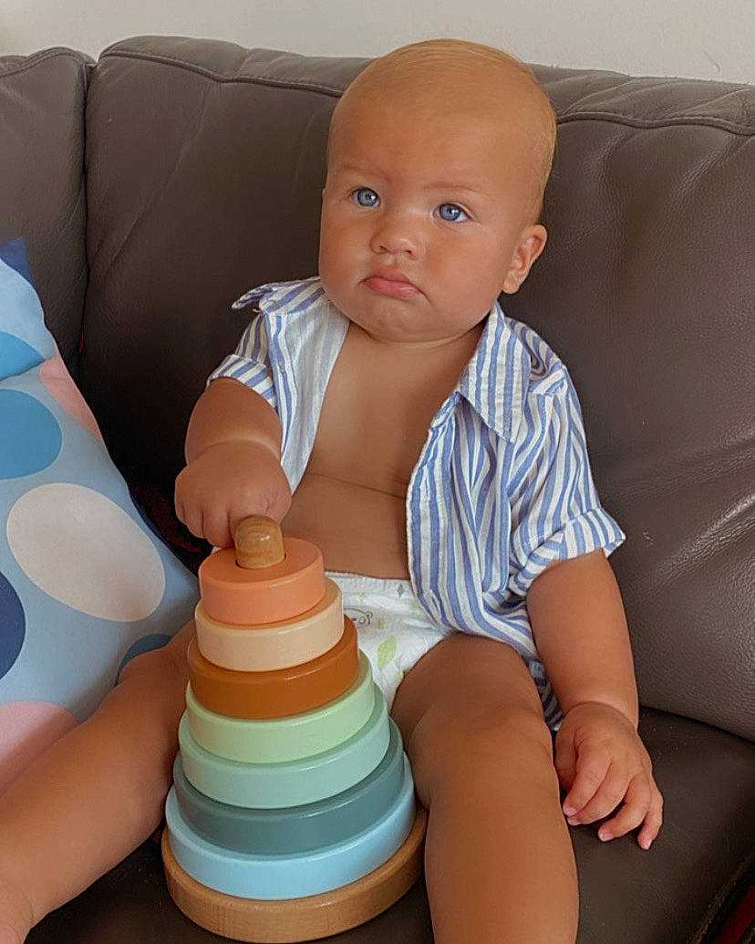 Koa is registered to the contest to win money with this photo: baby, baby_toddler_clothing, baked_goods, birthday_cake, cake, cake_decorating, cake_decorating_supply, cheek, child, comfort, couch, dessert, food, knee, nail, person, sitting, sugar_cake, sweetness, thigh