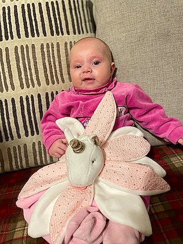 Maëlya a rejoint le concours — aidez-le/la à gagner de superbes lots ! baby, baby_toddler_clothing, child, fashion_accessory, fawn, hand, happy, linens, magenta, mammal, pattern, person, petal, pink, product, sitting, skin, sleeve, stuffed_toy, textile