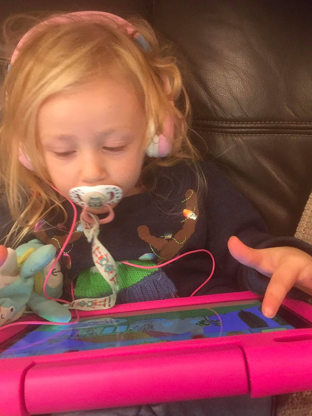 Madison a rejoint le concours — aidez-le/la à gagner de superbes lots ! baby, baby_toddler_clothing, blond, cheek, child, curious, drinkware, eyelash, fun, glass, iris, lip, magenta, mouth, nose, person, play, sitting, skin, sweetness