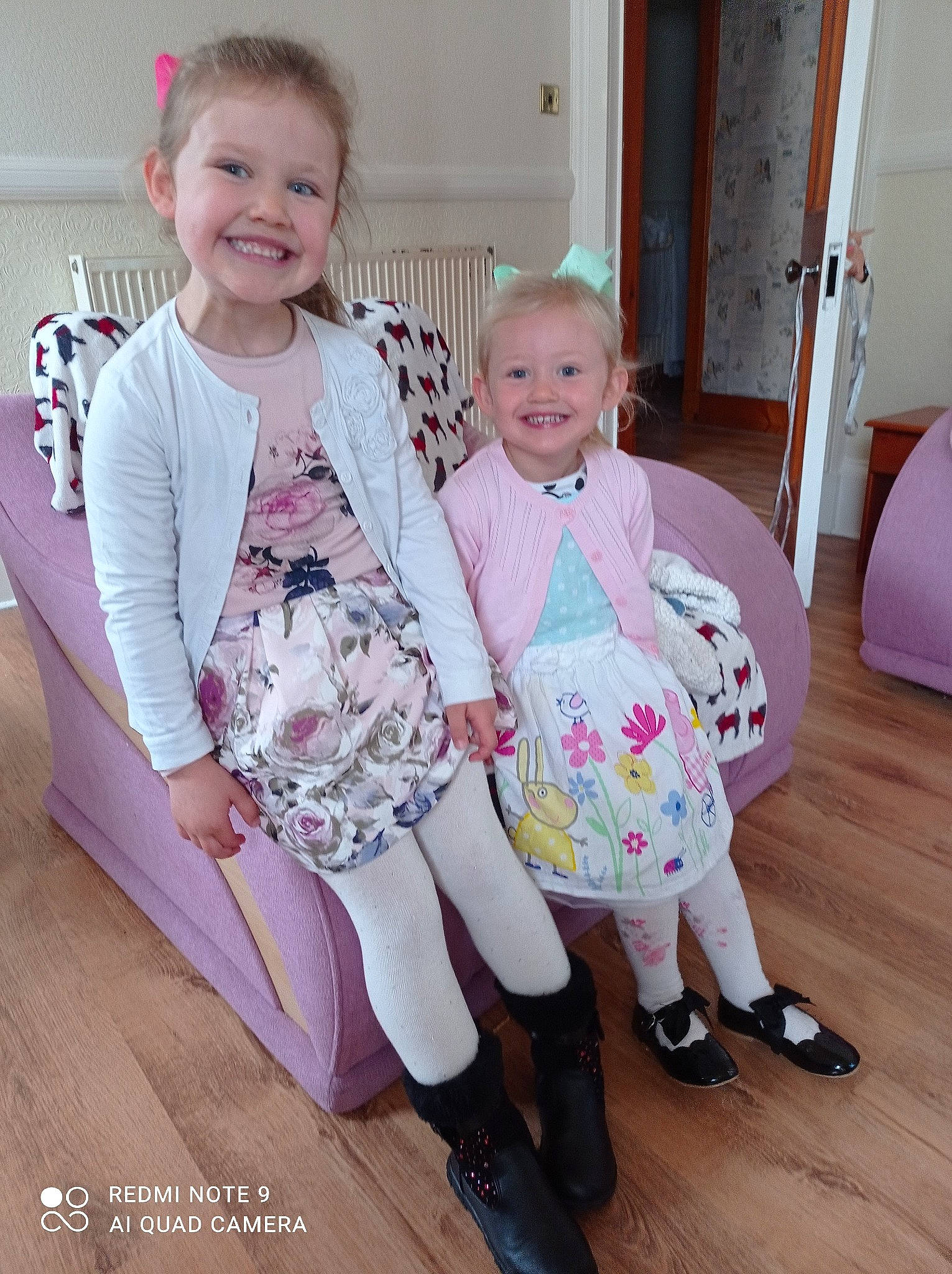 Madison a rejoint le concours — aidez-le/la à gagner de superbes lots ! baby_toddler_clothing, child, comfort, door, eye, face, finger, happy, iris, joy, leg, magenta, mammal, person, pink, product, shoe, skin, sleeve, smile