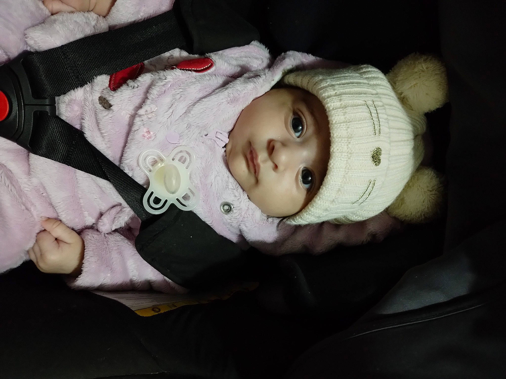 Leila participe au concours pour gagner de l'argent avec cette photo : baby, baby_carriage, baby_products, baby_safety, baby_toddler_clothing, cheek, child, comfort, eye, eyelash, headwear, human_body, iris, person, sitting, skin, sleeve, toddler, wood