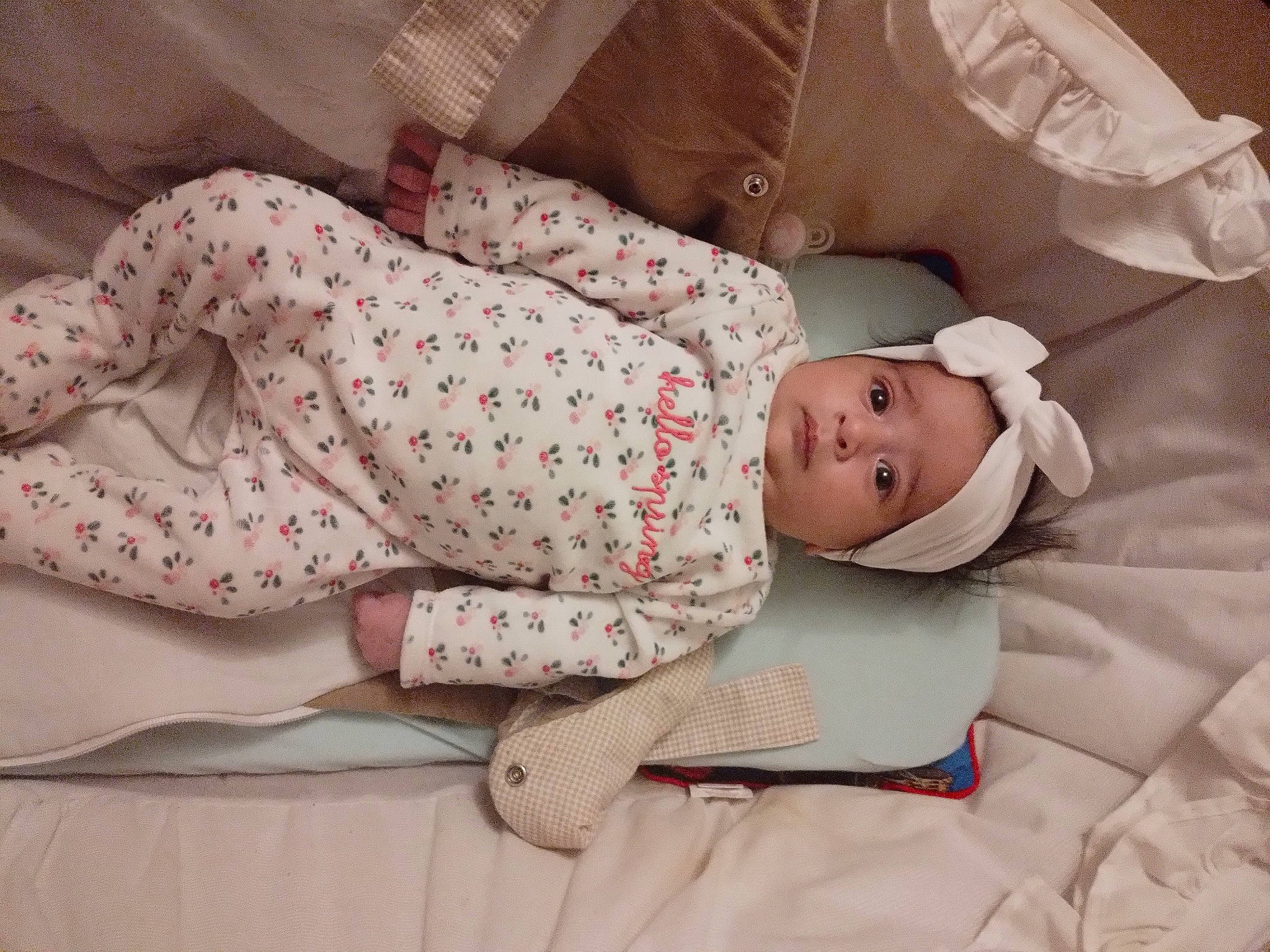 Leila participe au concours pour gagner de l'argent avec cette photo : baby, baby_products, baby_sleeping, baby_toddler_clothing, bedding, child, comfort, flooring, hat, headwear, human_body, human_leg, linens, mammal, nightwear, pattern, person, sitting, sleeve, thigh