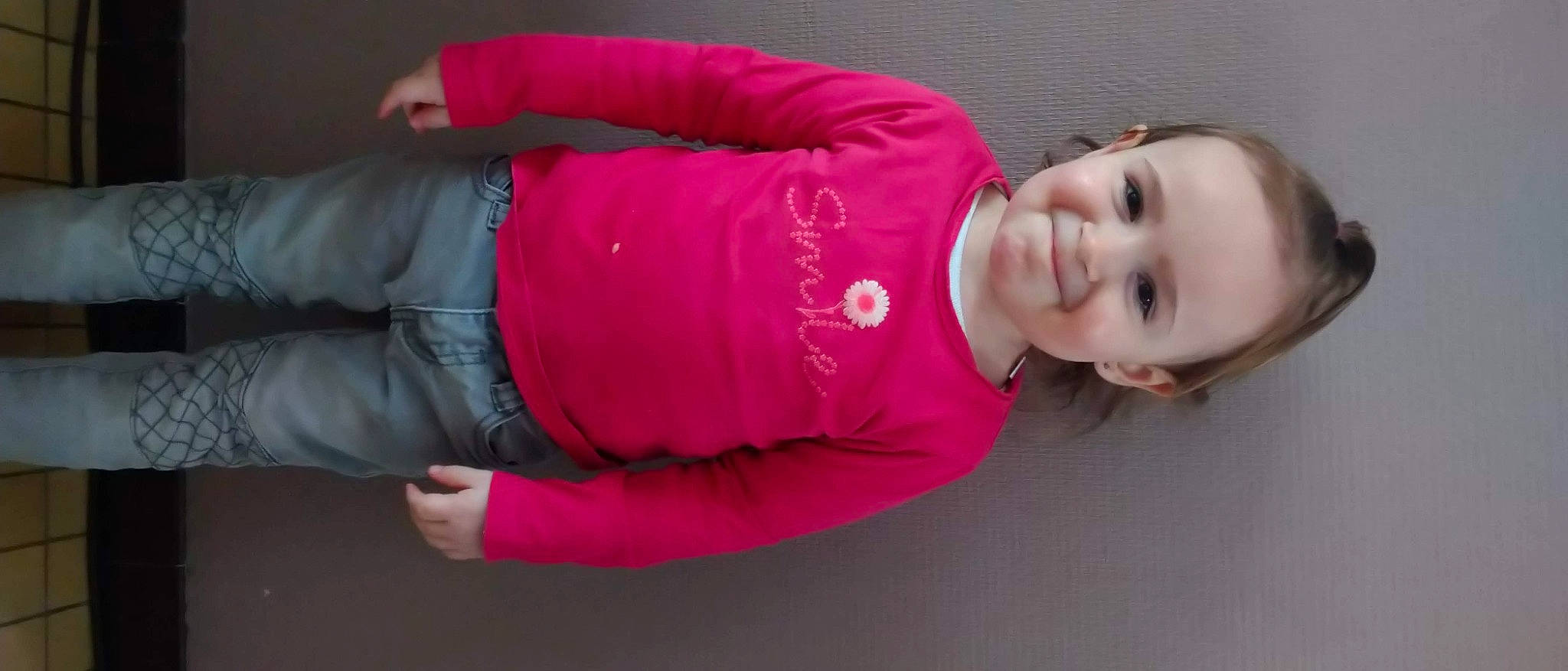 Elena participe au concours pour gagner de l'argent avec cette photo : abdomen, baby_toddler_clothing, cheek, child, comfort, elbow, fun, headgear, human_leg, joint, joy, knee, magenta, mouth, neck, person, sitting, sleeve, smile, t_shirt