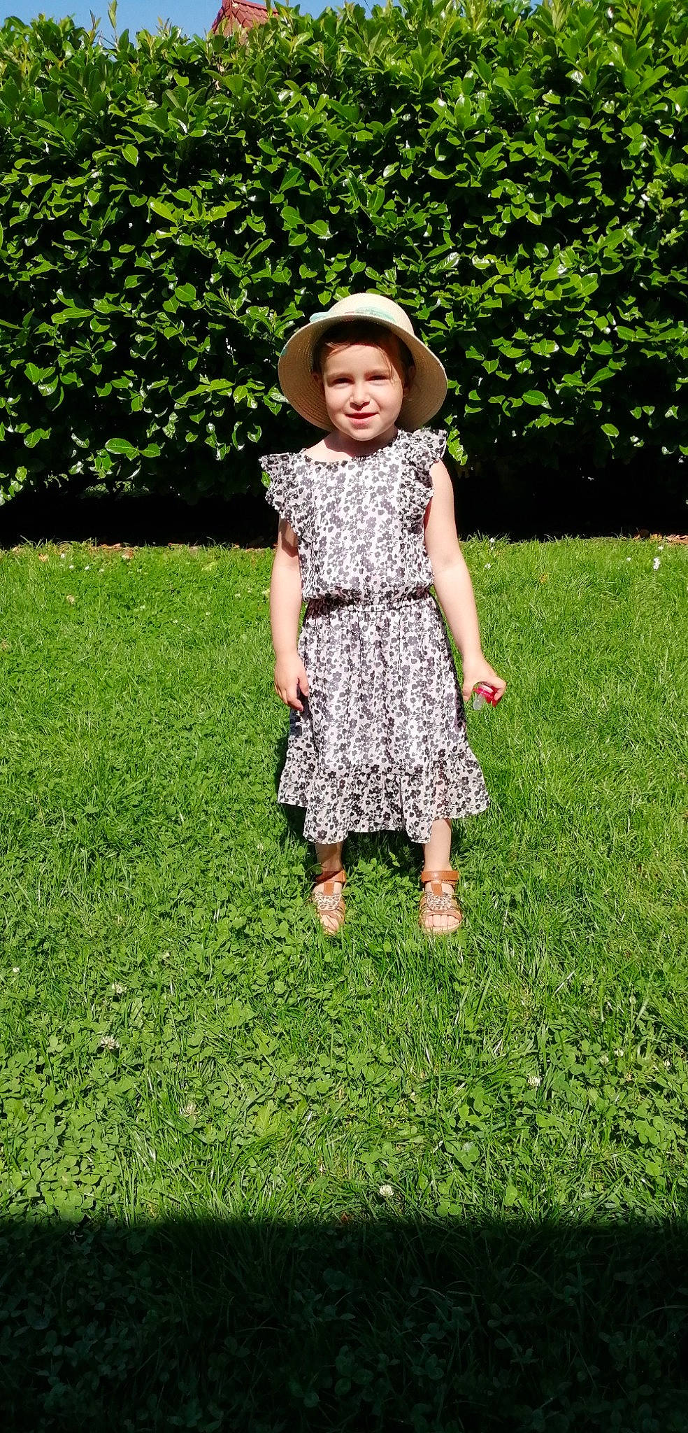 Elena a rejoint le concours — aidez-le/la à gagner de superbes lots ! baby_toddler_clothing, botany, day_dress, dress, grass, grass_family, grassland, groundcover, happy, hat, joy, leaf, meadow, one_piece_garment, people_in_nature, person, plant, sleeve, smile, summer