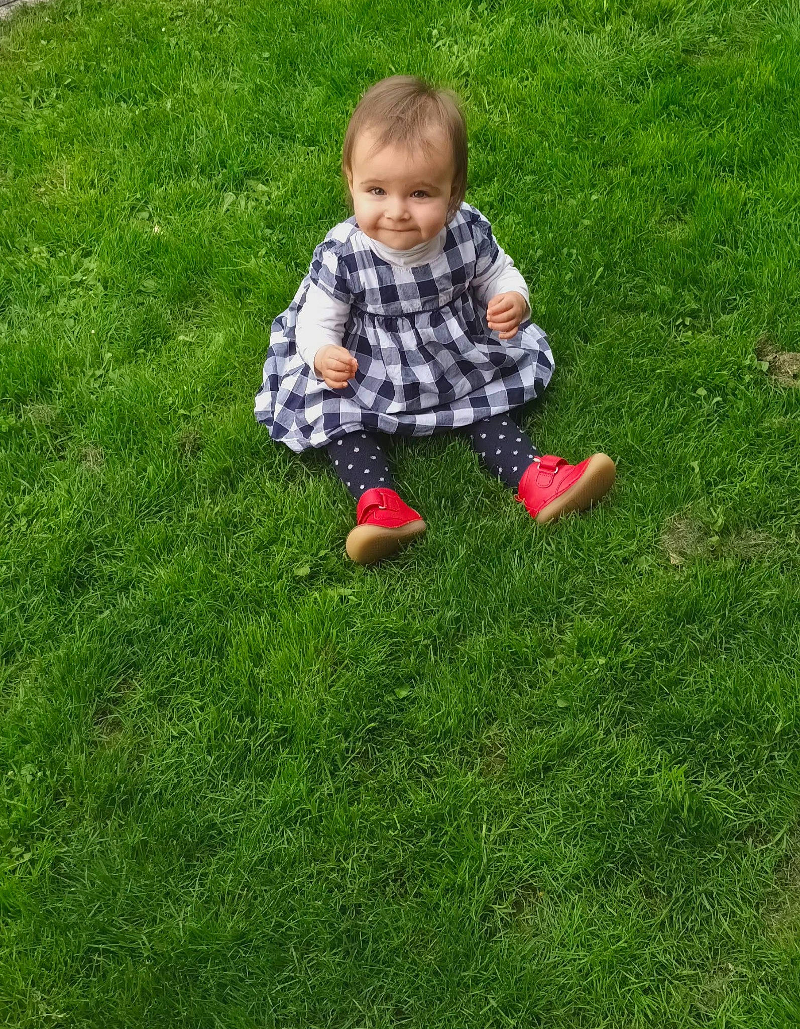 Celia participe au concours pour gagner de l'argent avec cette photo : baby, baby_toddler_clothing, ball, child, flooring, fun, garden, grass, grassland, groundcover, happy, joy, lawn, leisure, meadow, people_in_nature, person, plant, recreation, sitting