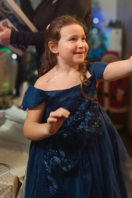 Elena a rejoint le concours — aidez-le/la à gagner de superbes lots ! dress, entertainment, event, fashion_design, formal_wear, fun, gown, happy, iris, joint, joy, leisure, long_hair, makeover, one_piece_garment, performing_arts, person, purple, shoulder, skin