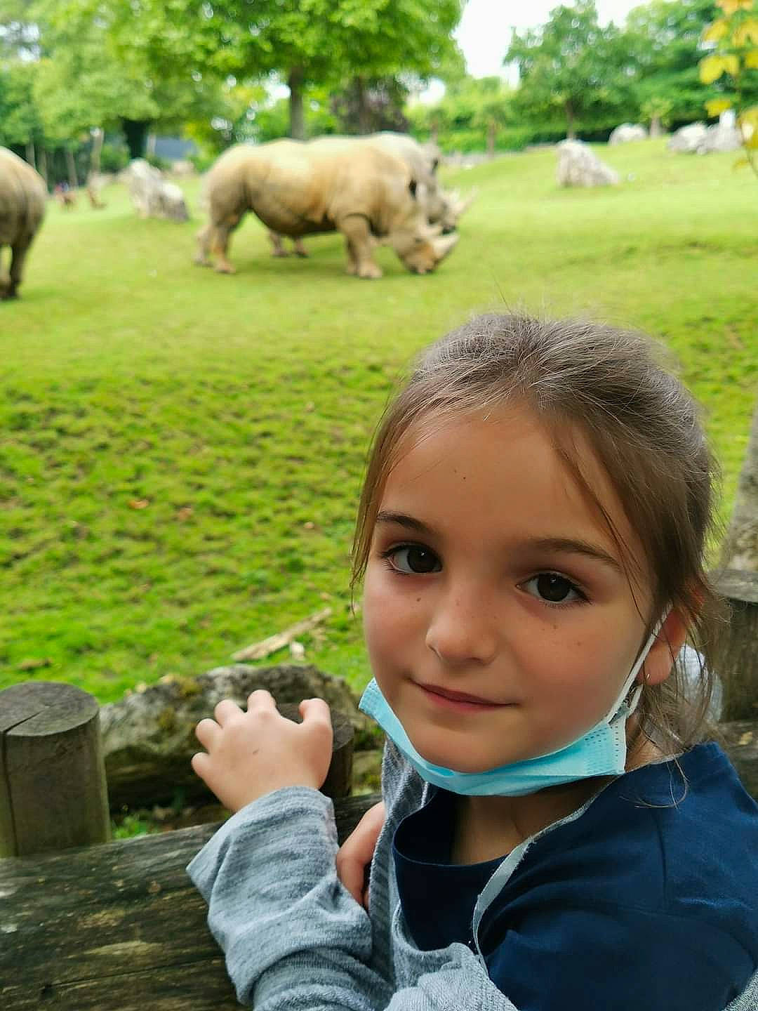 Mont De Marsan a rejoint le concours — aidez-le/la à gagner de superbes lots ! fawn, grass, grass_family, grassland, green, happy, joy, landscape, leisure, mammal, nature, person, photograph, plant, recreation, rural_area, smile, summer, terrestrial_animal, tree