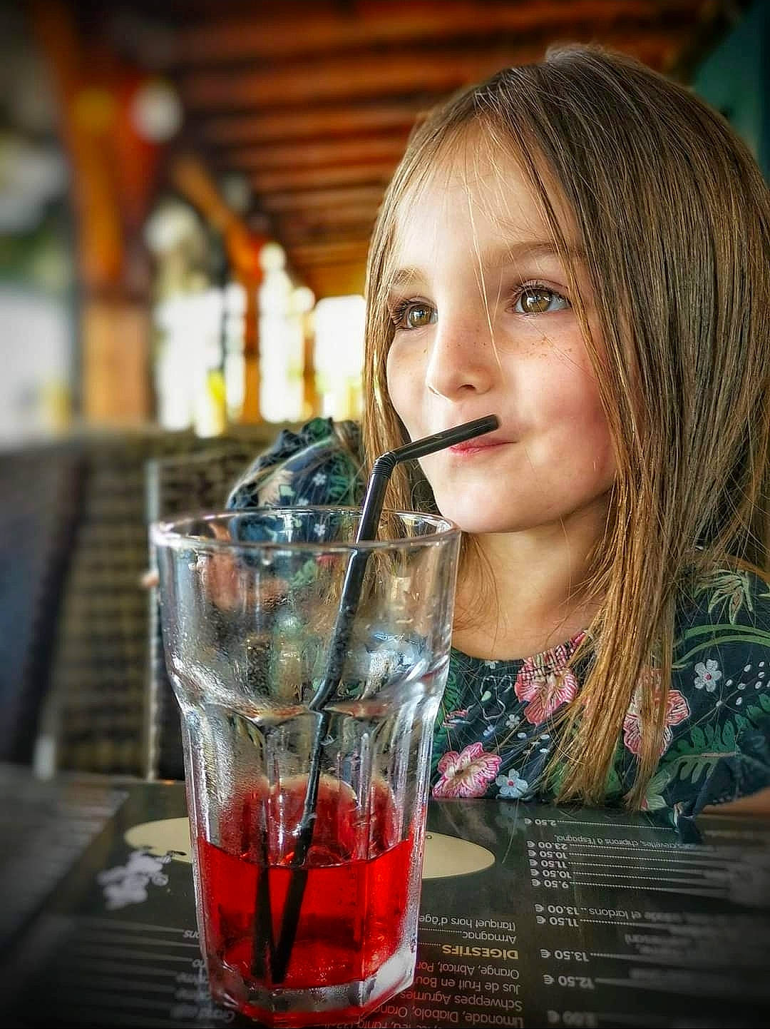 Mont De Marsan participe au concours pour gagner de l'argent avec cette photo : alcoholic_beverage, aperitif, bacardi_cocktail, barware, campari, classic_cocktail, cocktail, distilled_beverage, drink, drinking_straw, drinkware, fluid, glass, happy, highball_glass, ingredient, person, red_russian, rob_roy, soft_drink