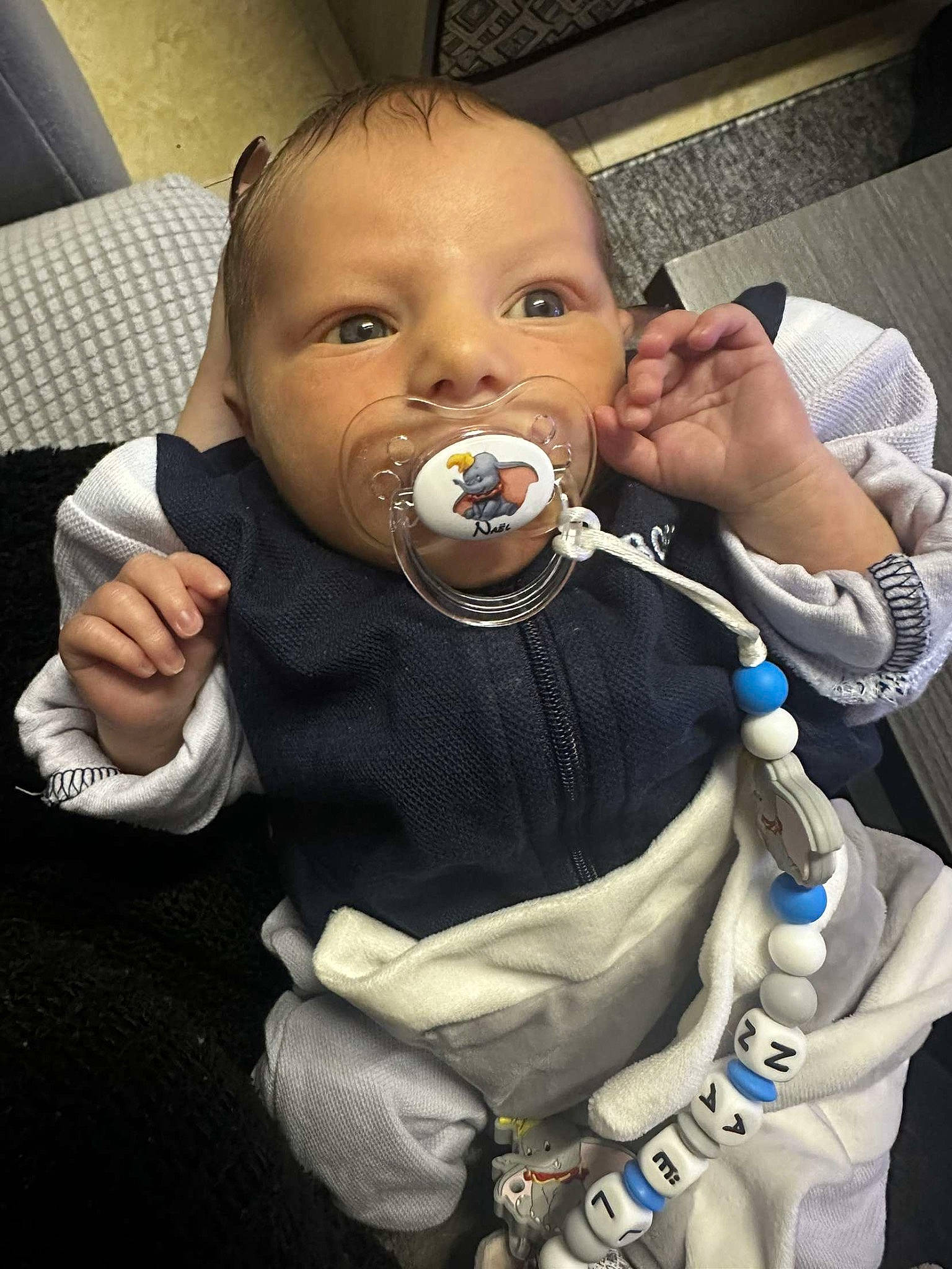 Naël participe au concours pour gagner de l'argent avec cette photo : baby, baby_products, baby_toddler_clothing, car_seat, cheek, child, comfort, eyelash, finger, fun, gesture, happy, iris, lip, mouth, nail, person, sitting, skin, thumb