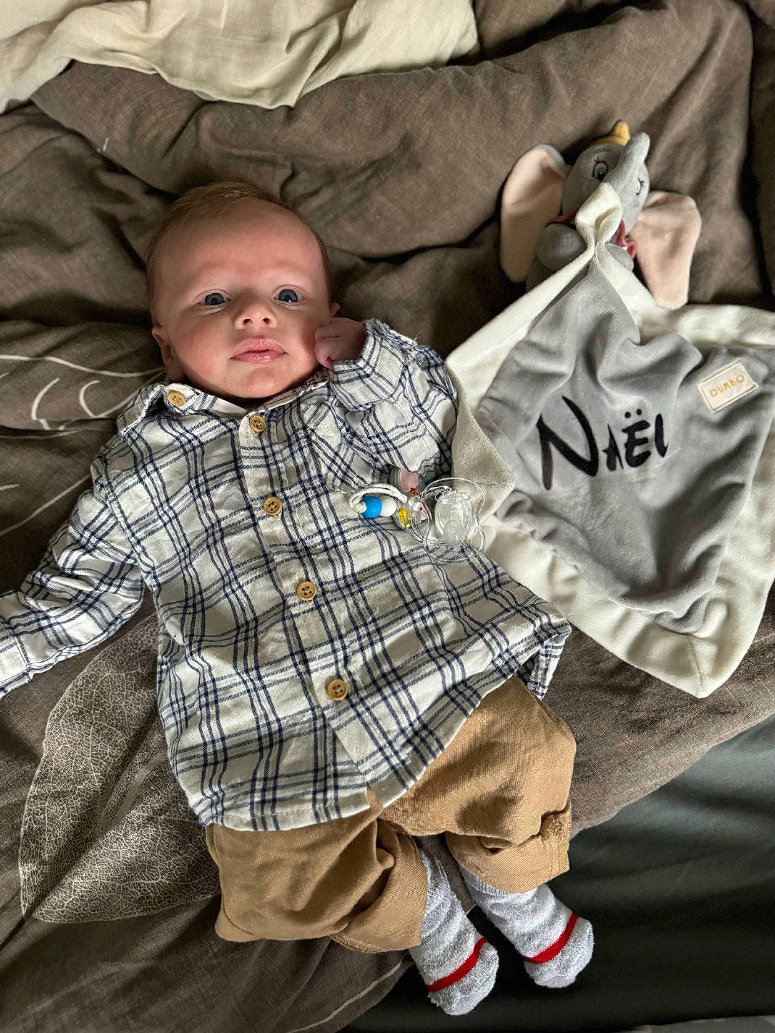 Naël participe au concours pour gagner de l'argent avec cette photo : baby, baby_toddler_clothing, child, comfort, cool, fun, fur, linens, outerwear, pattern, person, plaid, portrait_photography, sandal, sitting, sleeve, sock, tartan, textile, toddler