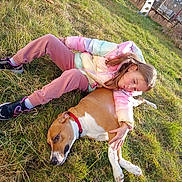 Vicky a rejoint le concours — aidez-le/la à gagner de superbes lots ! child, dog, grass, outdoor, playground, slide, jacket, sneakers, pet, relaxing, sunny, casual_clothing, friendship, lying_down, nature, fence, daytime, animal, young_girl, leisure