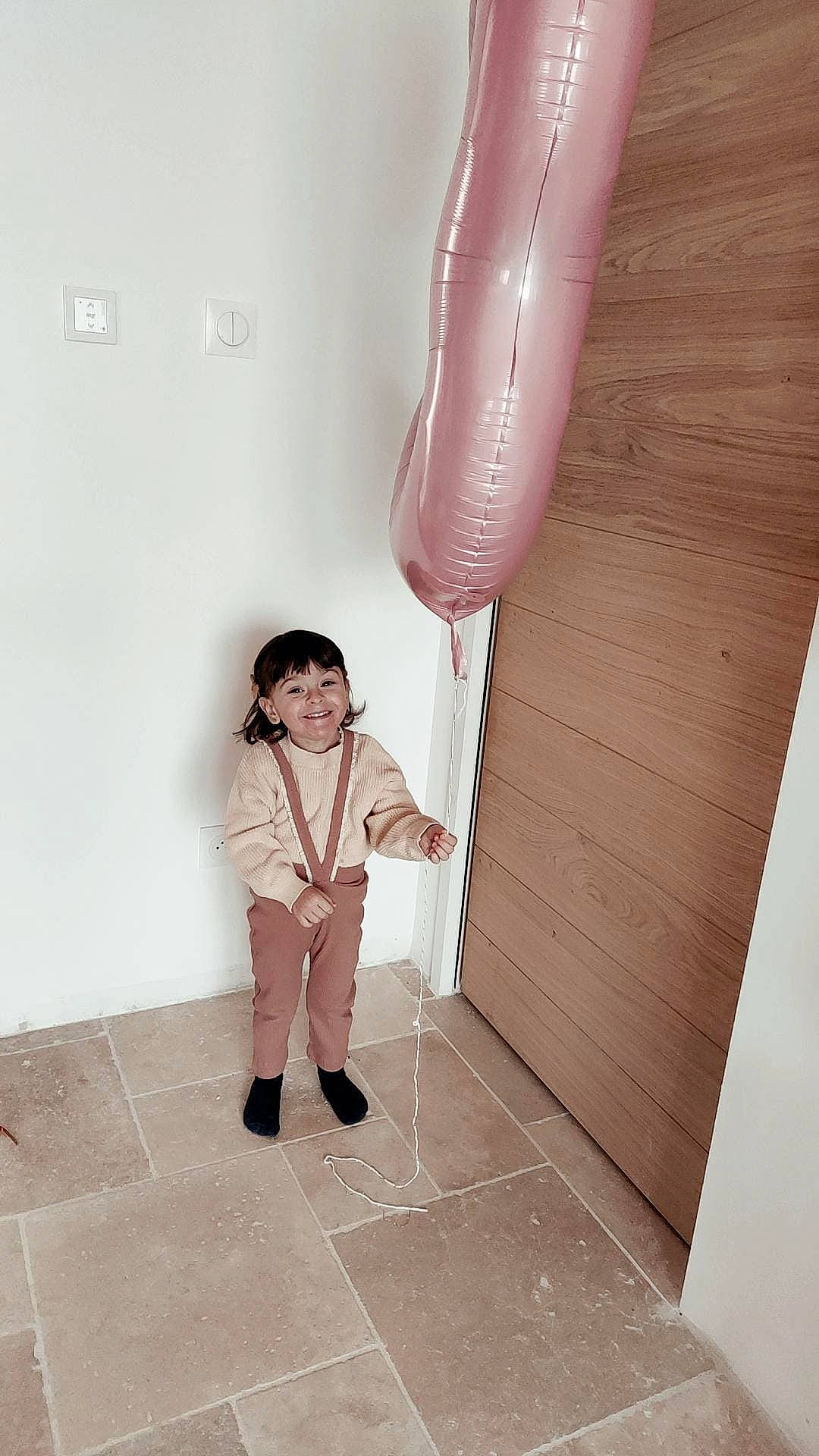 Lyne participe au concours pour gagner de l'argent avec cette photo : child, fashion_design, flooring, fun, hairstyle, human_body, human_leg, joint, joy, knee, leg, magenta, outerwear, person, shoe, shoulder, skin, sleeve, smile, stairs