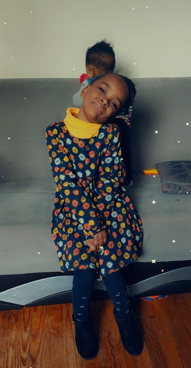 Nayanne participe au concours pour gagner de l'argent avec cette photo : black_hair, child, electric_blue, fashion_design, flooring, fun, hairstyle, happy, human_leg, joint, joy, knee, magenta, pattern, person, shoulder, sleeve, standing, street_fashion, t_shirt