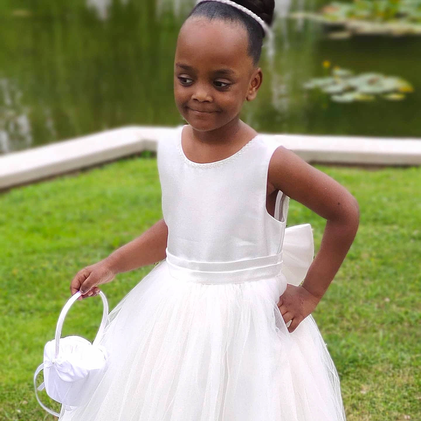 Nayanne a rejoint le concours — aidez-le/la à gagner de superbes lots ! bridal_accessory, bridal_clothing, bridal_party_dress, day_dress, dress, embellishment, gesture, gown, grass, happy, jewellery, joy, neck, one_piece_garment, outerwear, person, sleeve, smile, street_fashion, waist