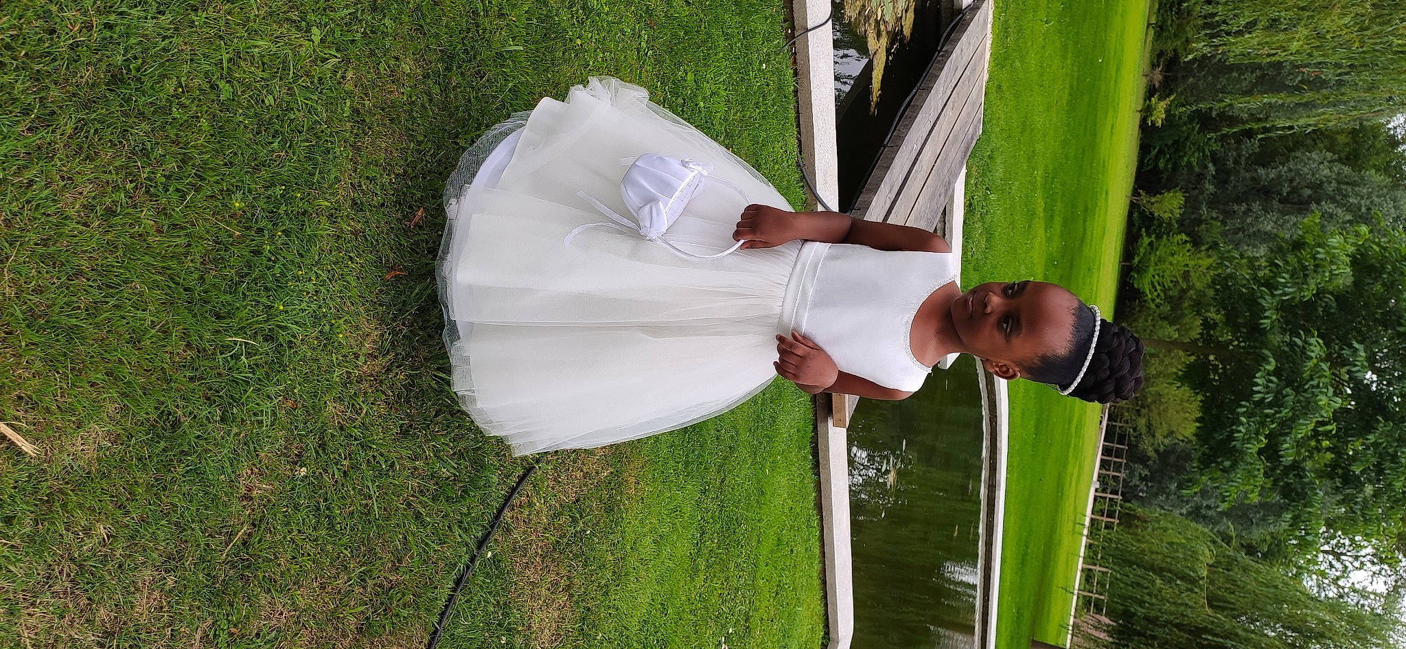 Thalynna participe au concours pour gagner de l'argent avec cette photo : arm, clothing, daytime, dress, event, fun, grass, green, hair, hairstyle, head, human, lighting, natural_environment, nature, people, person, product, vegetation, vertebrate