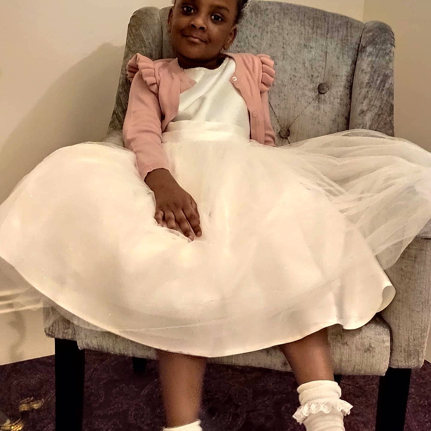 Thalynna participe au concours pour gagner de l'argent avec cette photo : black_hair, comfort, dress, face, fashion_design, happy, head, joint, joy, leg, lip, neck, person, photograph, pink, shoulder, skin, sleeve, smile, textile