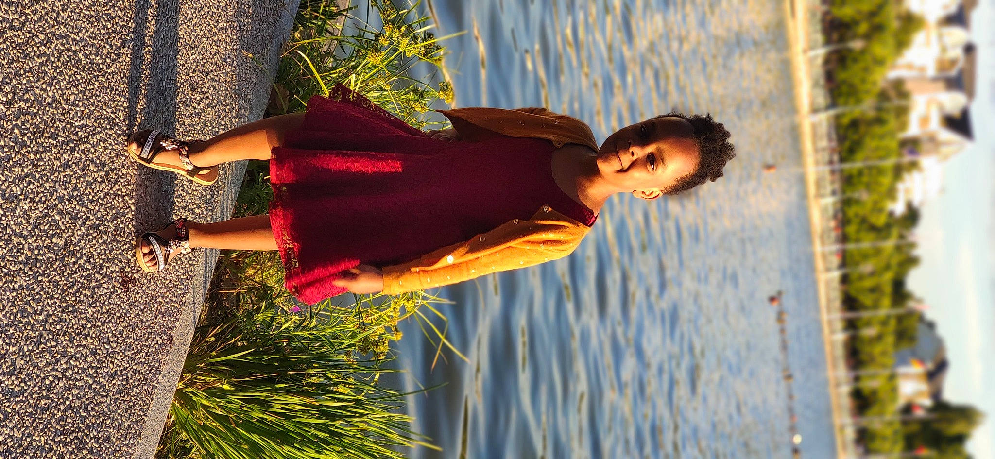 Thalynna participe au concours pour gagner de l'argent avec cette photo : arm, blue, body_of_water, branch, clothing, daytime, eyewear, fun, grass, green, hair, head, human, joy, lighting, nature, organism, people, person, reflection