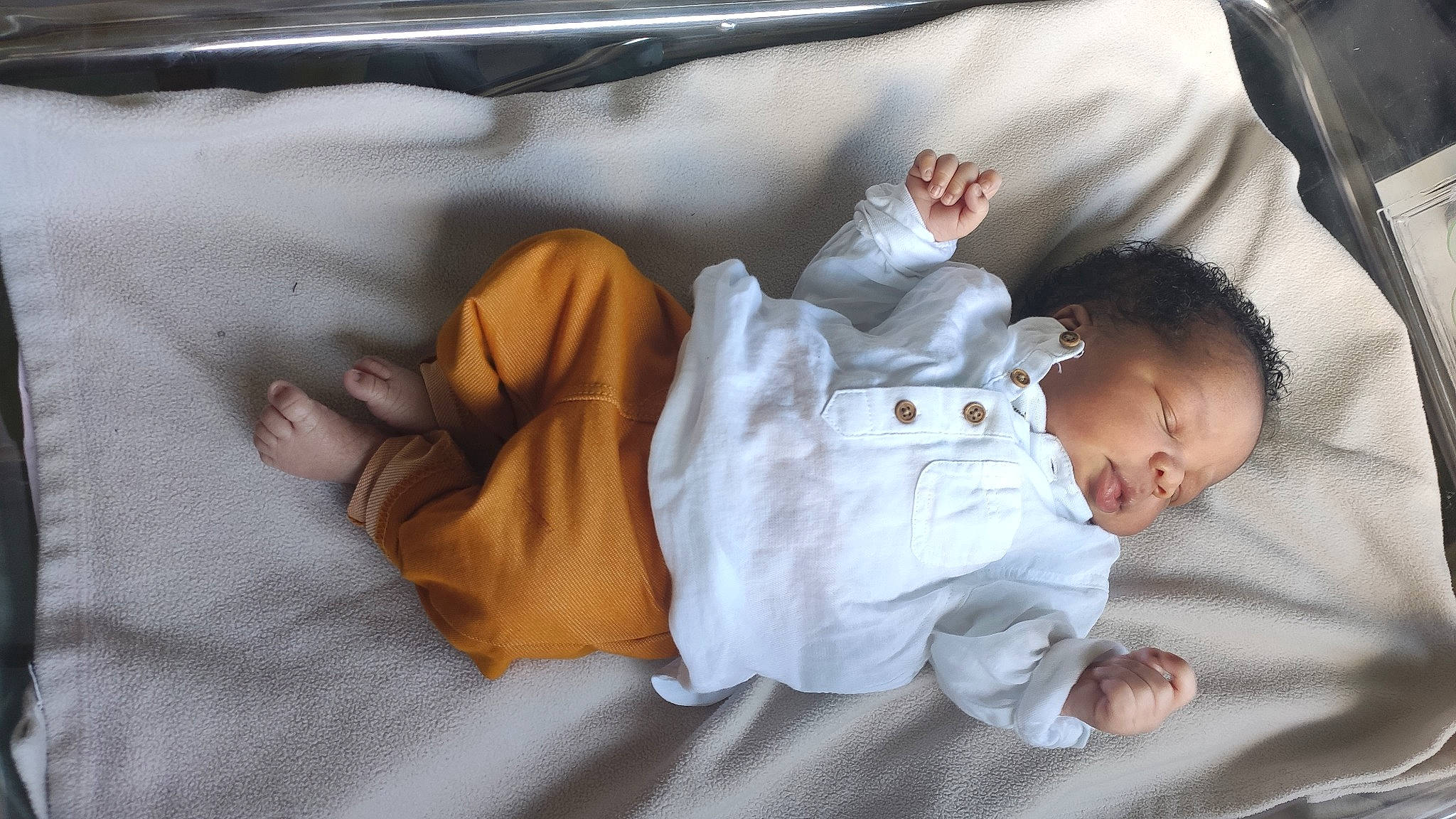 Gabriel participe au concours pour gagner de l'argent avec cette photo : baby, baby_products, baby_sleeping, baby_toddler_clothing, bedding, bedtime, blanket, child, comfort, linens, mammal, nap, person, skin, sleep, toddler