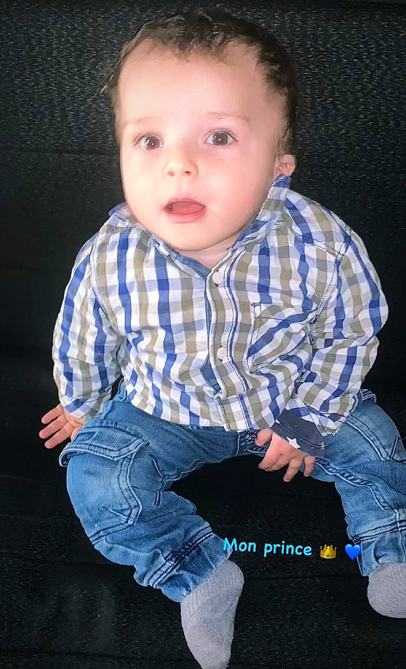 Nahël a rejoint le concours — aidez-le/la à gagner de superbes lots ! baby_toddler_clothing, cheek, child, collar, denim, dress_shirt, electric_blue, flash_photography, fun, happy, pattern, person, plaid, portrait_photography, sitting, sleeve, standing, t_shirt, tartan, textile