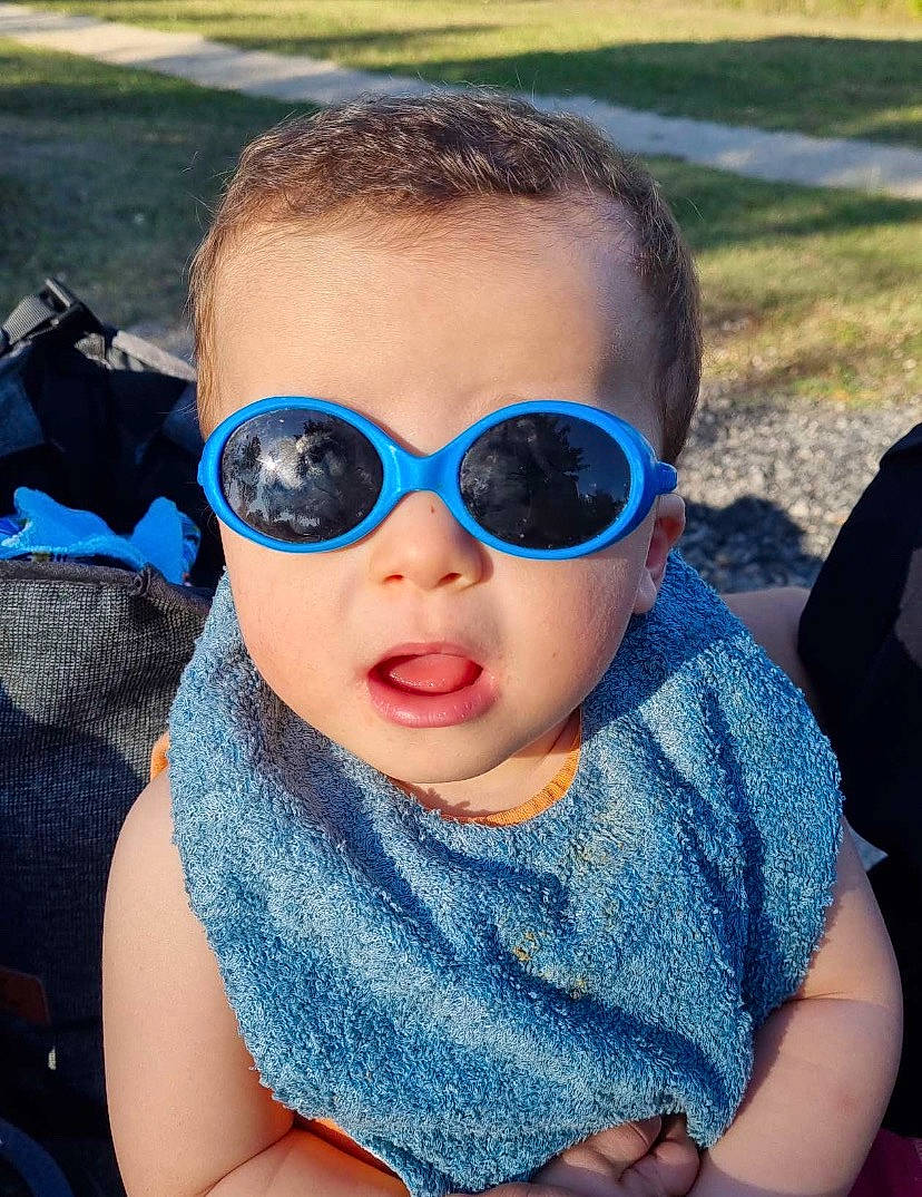 Nahël a rejoint le concours — aidez-le/la à gagner de superbes lots ! aqua, azure, baby_toddler_clothing, black_hair, cool, electric_blue, eye_glass_accessory, eyebrow, eyewear, face, glasses, goggles, grass, happy, leisure, lip, mouth, person, personal_protective_equipment, sunglasses