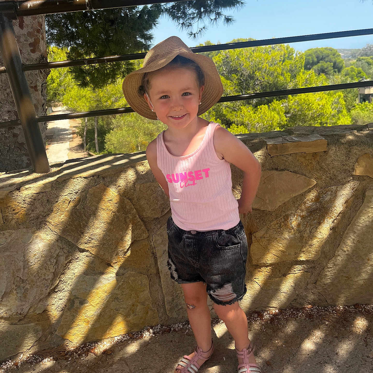 Mia a rejoint le concours — aidez-le/la à gagner de superbes lots ! child, clothing, face, female, footwear, girl, hat, head, pants, path, person, photography, plant, portrait, rock, shorts, summer, sunhat, tree, vegetation
