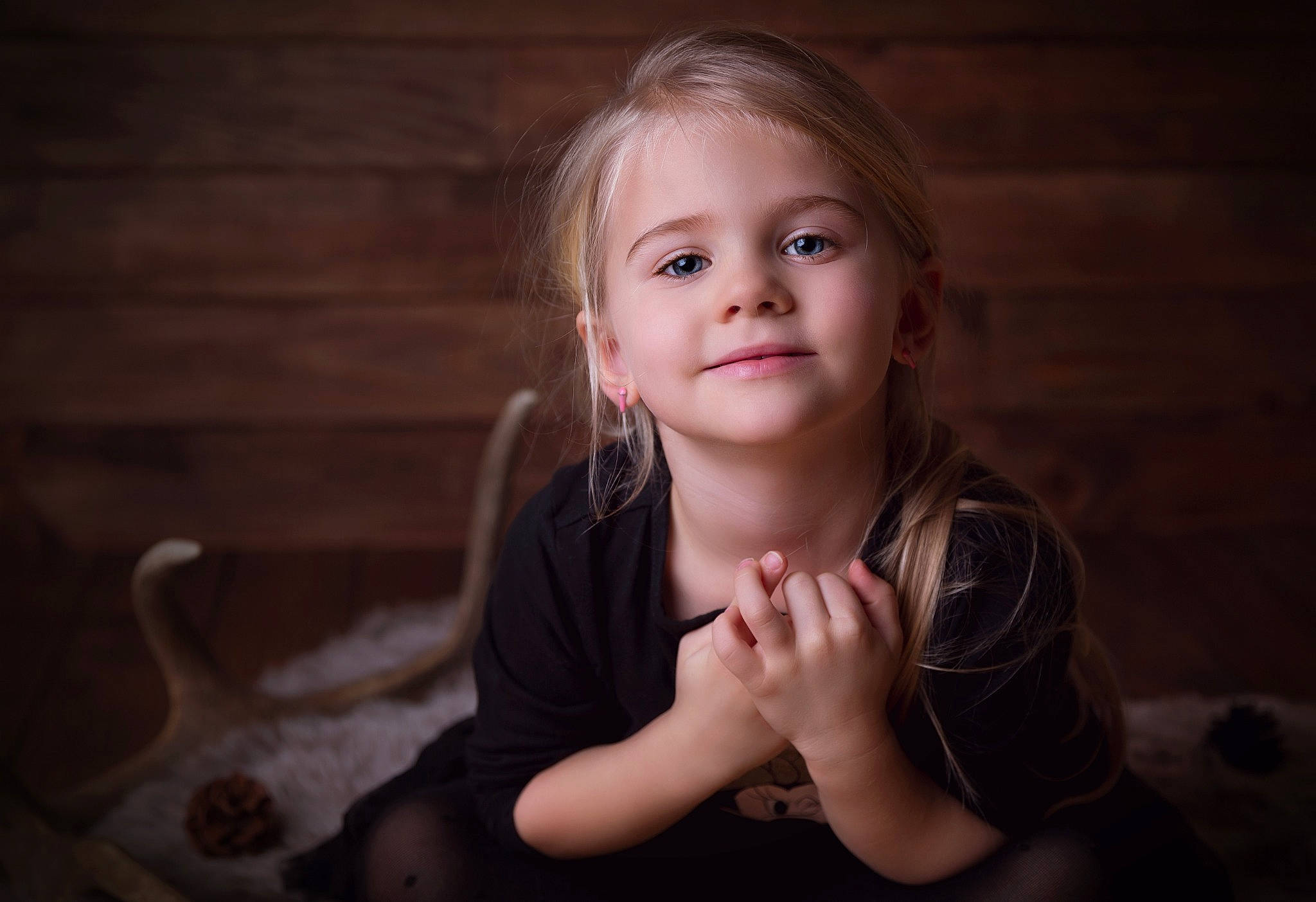 Alicia a rejoint le concours — aidez-le/la à gagner de superbes lots ! arm, cheek, eye, finger, flash_photography, fun, gesture, hair, hand, happy, iris, joy, lighting, lip, mouth, nose, person, skin, smile, toddler