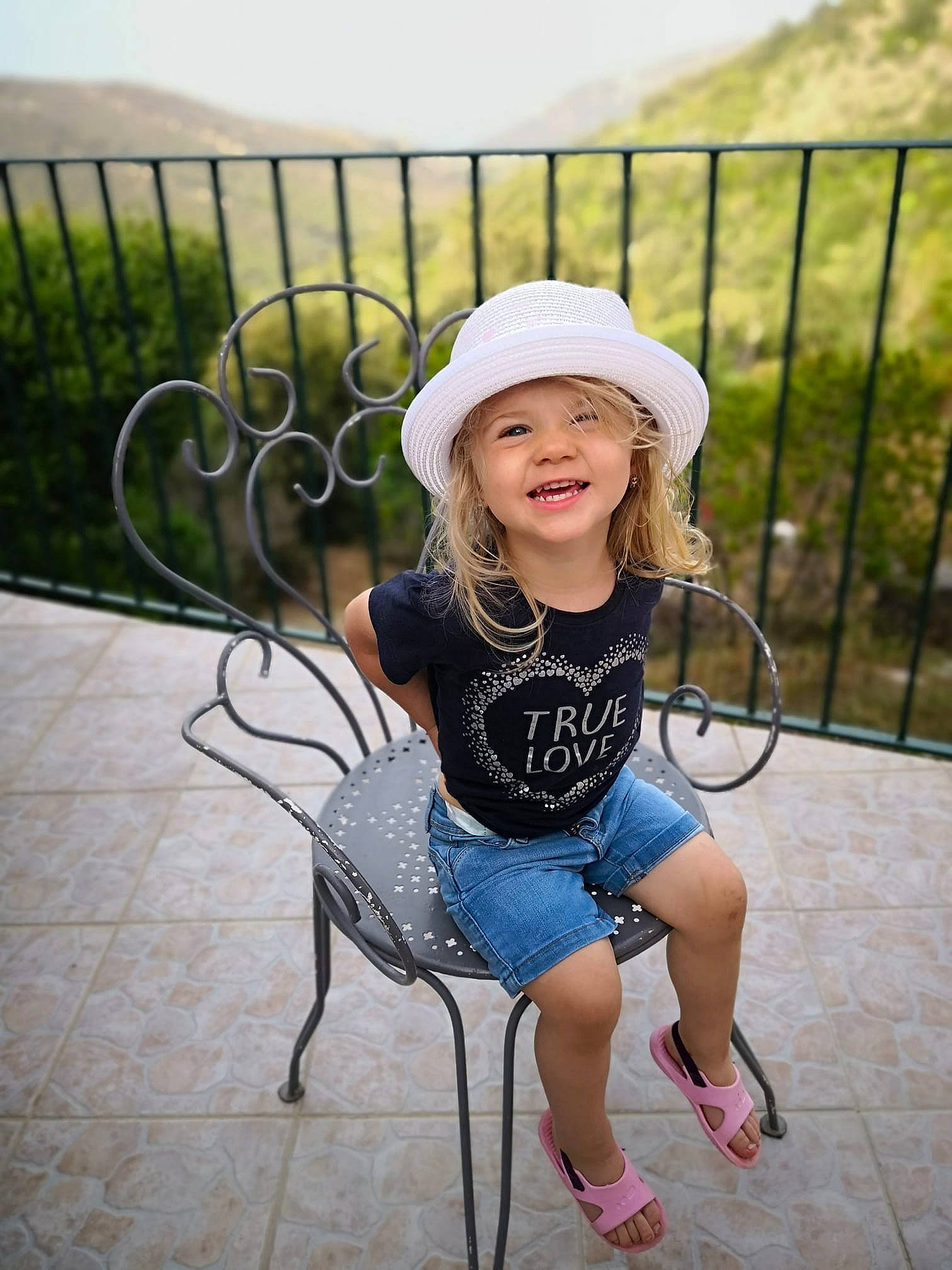 Alicia a rejoint le concours — aidez-le/la à gagner de superbes lots ! chair, child, fashion_accessory, fun, grass, happy, hat, headgear, headwear, joy, people, person, plant, play, recreation, sitting, smile, summer, t_shirt, toddler