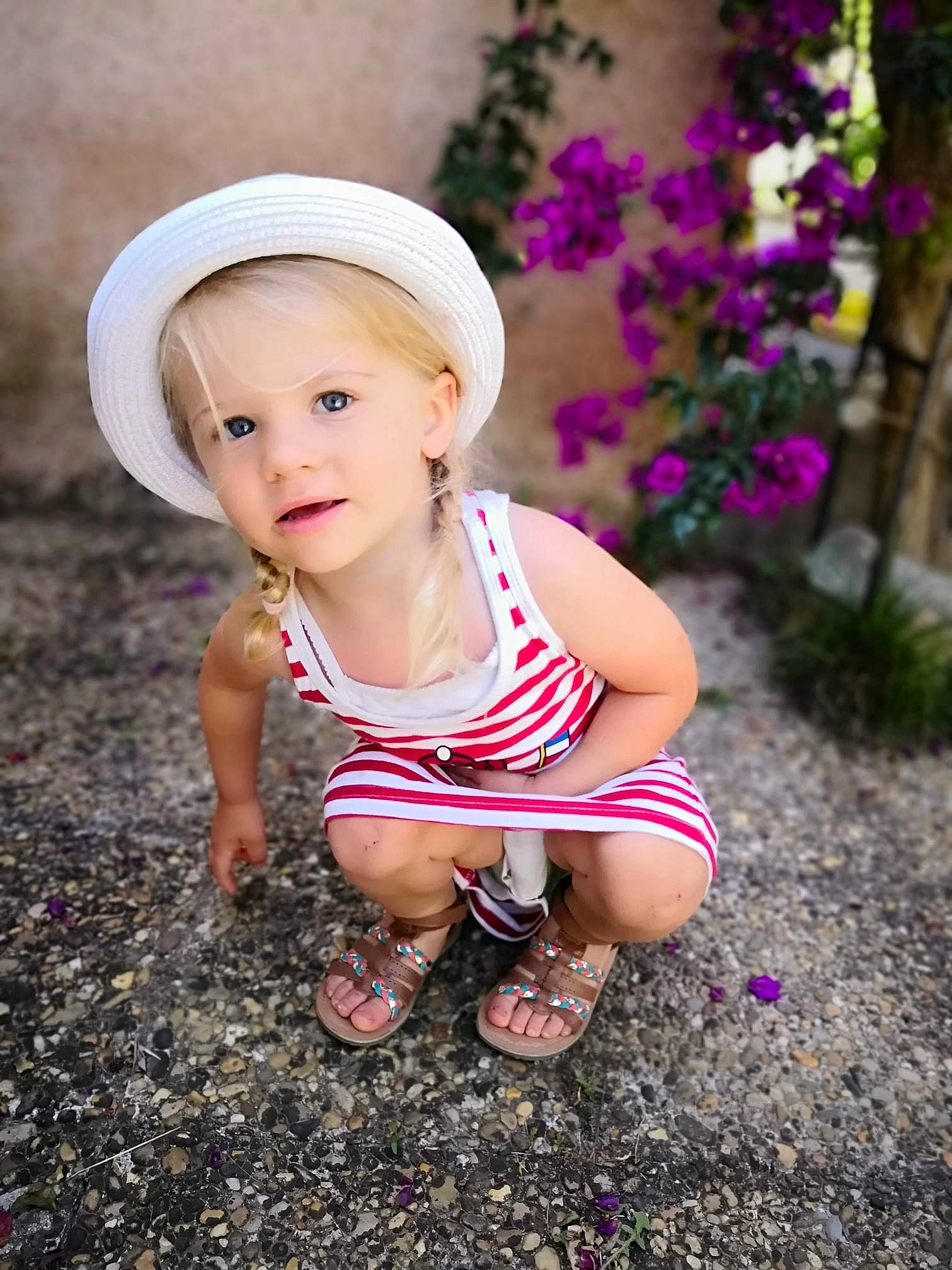 Alicia participe au concours pour gagner de l'argent avec cette photo : baby, baby_toddler_clothing, beauty, child, child_model, fashion_accessory, flower, fun, grass, hat, headgear, leg, person, photograph, photography, pink, sitting, skin, smile, sun_hat