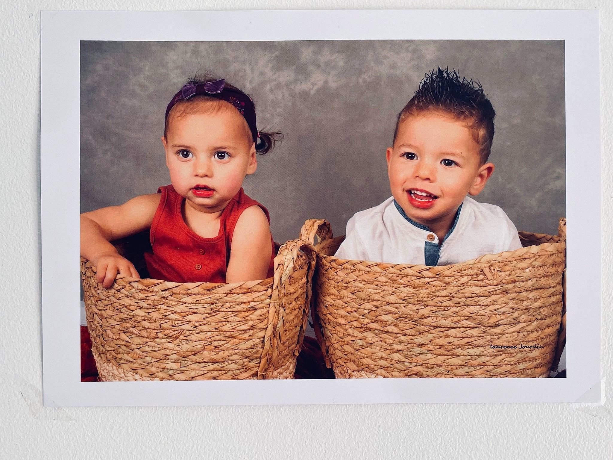 Nina a rejoint le concours — aidez-le/la à gagner de superbes lots ! art, baby, baby_toddler_clothing, basket, beauty, child, comfort, family_taking_photos_together, flash_photography, happy, joy, people, people_in_nature, person, photograph, playing_with_kids, rectangle, sharing, smile, toddler