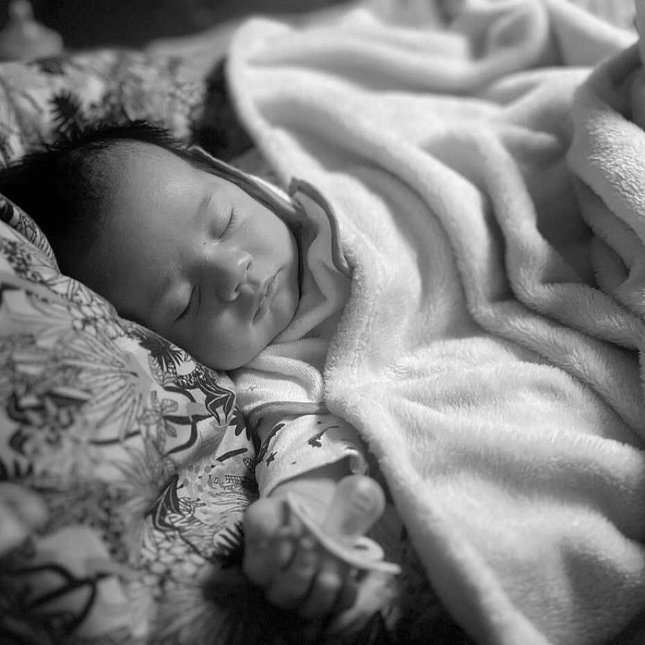Aleck participe au concours pour gagner de l'argent avec cette photo : baby, bed, bedroom, blanket, bodypart, childbirth, face, finger, furniture, hand, head, indoors, newborn, person, photography, portrait, quilt, room, sleeping, towel
