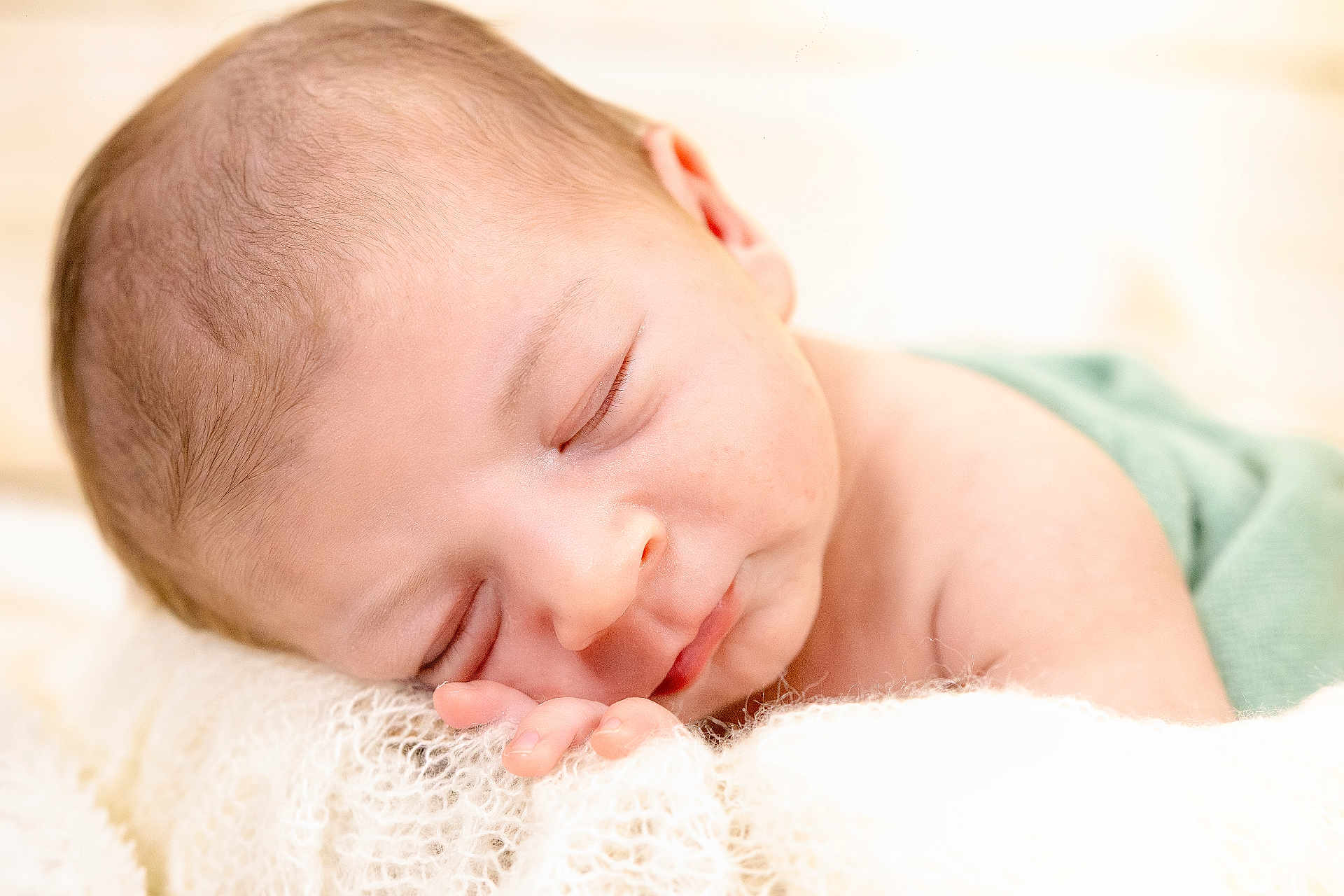 Noah a rejoint le concours — aidez-le/la à gagner de superbes lots ! baby, sleeping, newborn, blanket, soft, closeup, face, hand, skin, peaceful, infant, portrait, rest, cozy, warm, cute, child, gentle, knit, tender