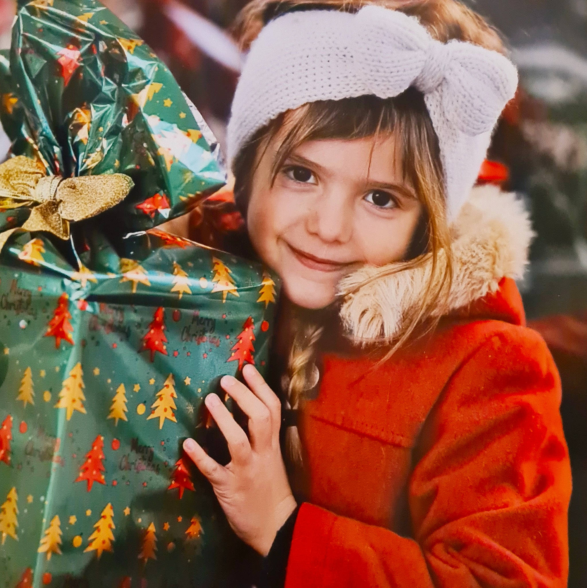 Elyne participe au concours pour gagner de l'argent avec cette photo : beauty, brown_hair, cap, event, fashion_accessory, fun, fur, fur_clothing, happy, jacket, joy, outerwear, pattern, people_in_nature, person, photograph, smile, textile, tradition, travel