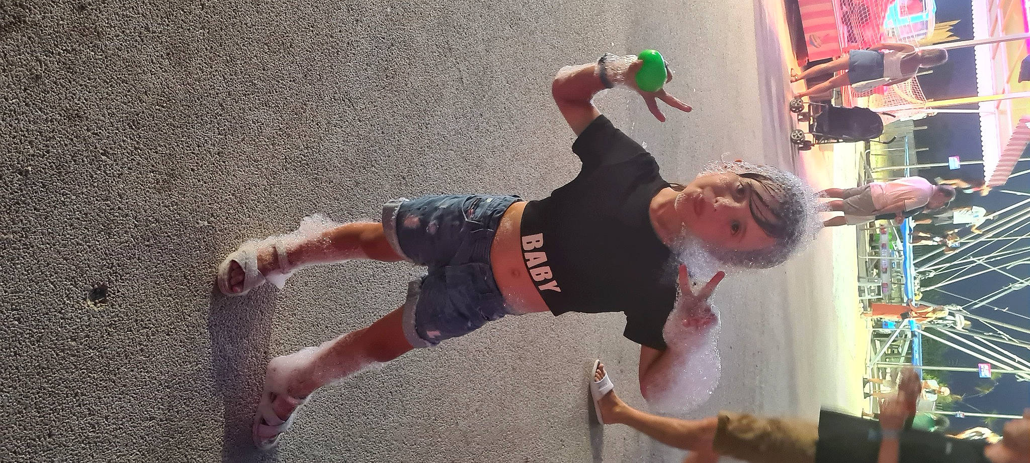 Elyne participe au concours pour gagner de l'argent avec cette photo : balance, barefoot, child, elbow, entertainment, event, foot, fun, happy, human_body, human_leg, knee, leisure, performance, person, recreation, shorts, sportswear, t_shirt, thigh