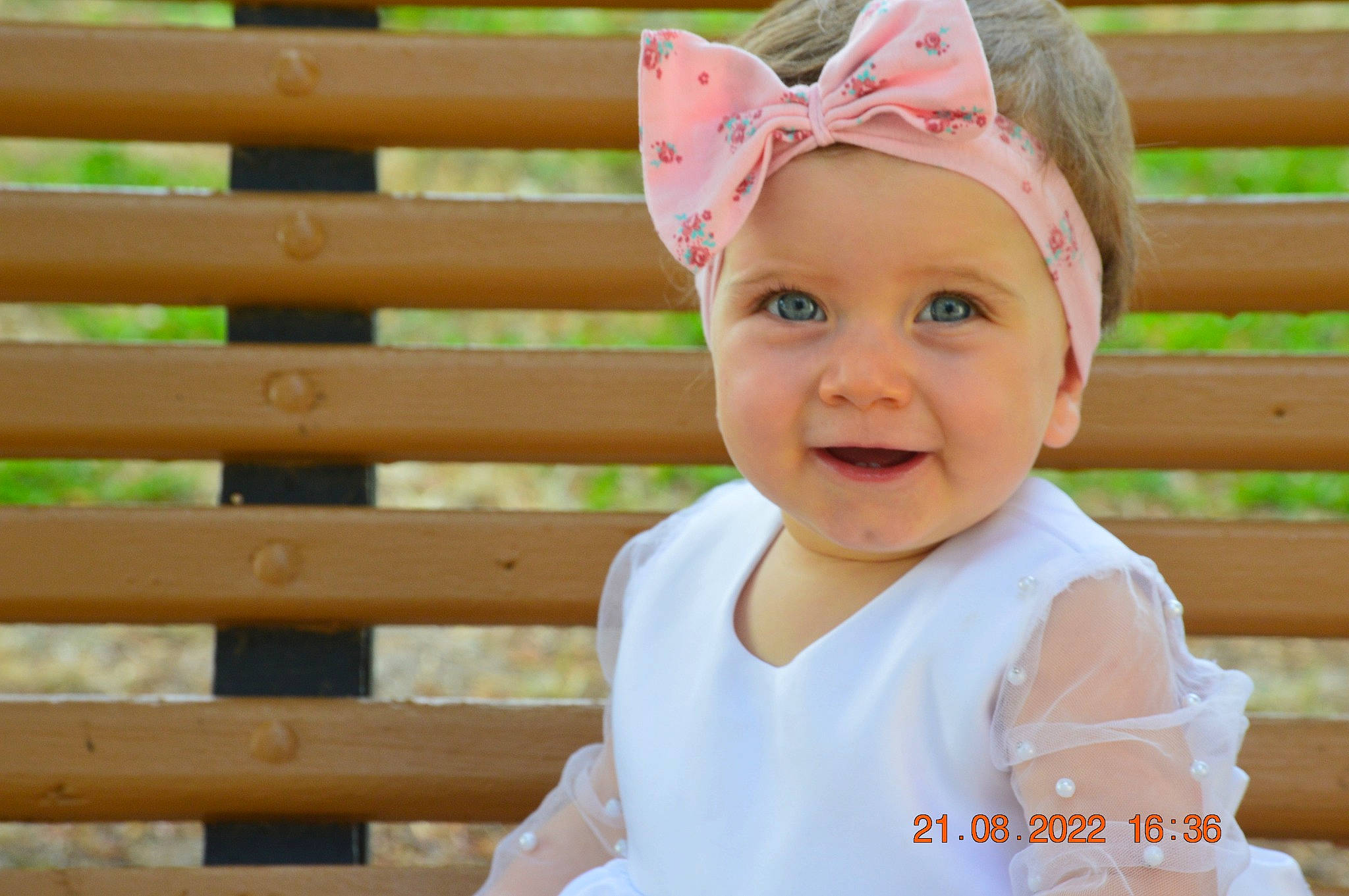 Jade a rejoint le concours — aidez-le/la à gagner de superbes lots ! baby, baby_toddler_clothing, cap, child, clothing, costume_hat, fashion_accessory, fun, grass, hair_accessory, happy, headgear, headpiece, headwear, joy, leisure, people_in_nature, person, pink, skin