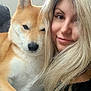 Okami a rejoint le concours — aidez-le/la à gagner de superbes lots ! dog, shiba_inu, woman, face, pet, indoor, closeup, cuddle, blonde_hair, smile, fur, animal, friendship, portrait, relaxation, companionship, casual, comfort, love, cute