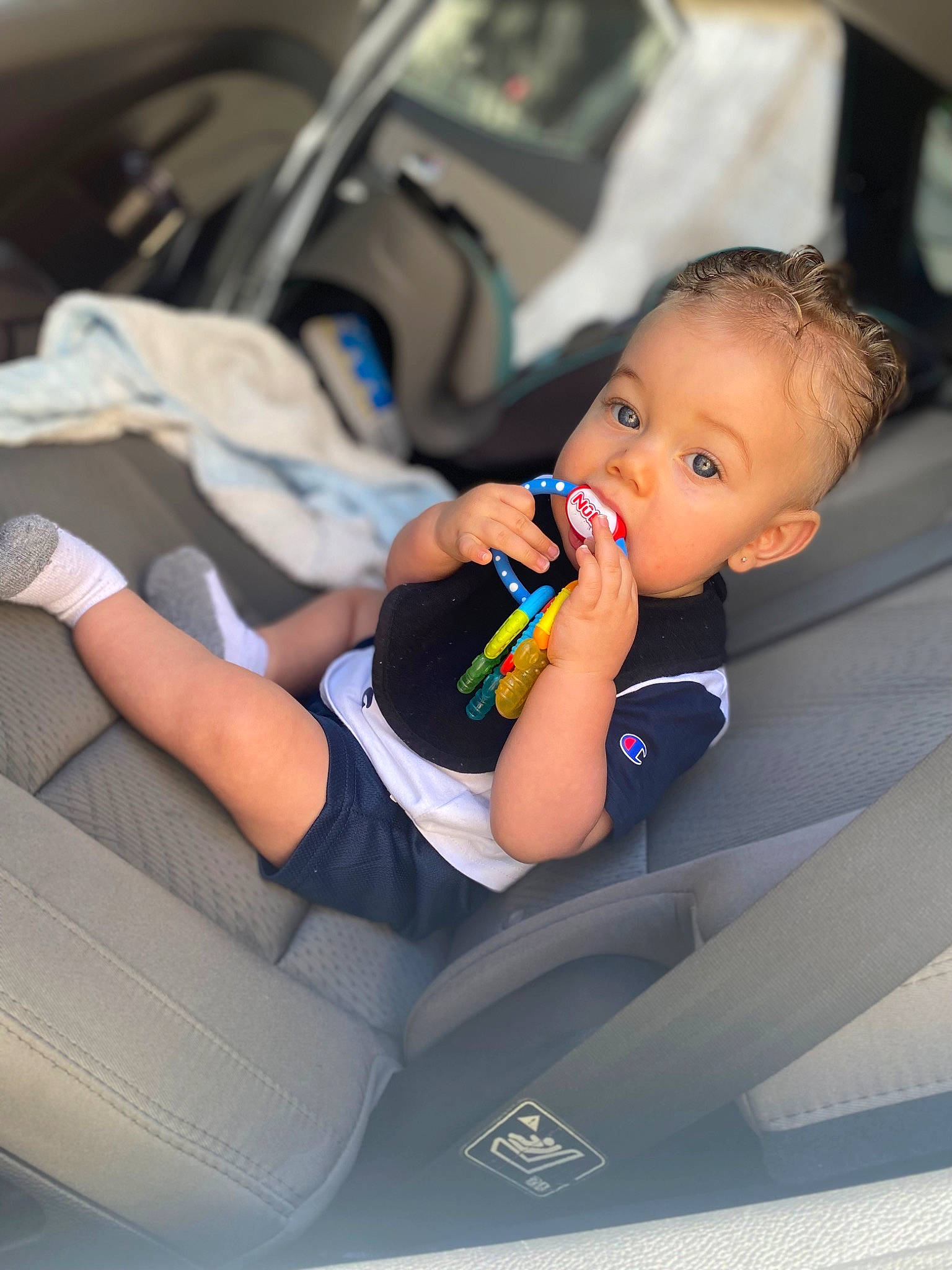 Amiris is registered to the contest to win money with this photo: auto_part, automotive_design, baby, baby_products, baby_toddler_clothing, car_seat, child, comfort, elbow, family_car, flash_photography, fun, human_leg, knee, luxury_vehicle, motor_vehicle, person, sitting, surprise, thigh