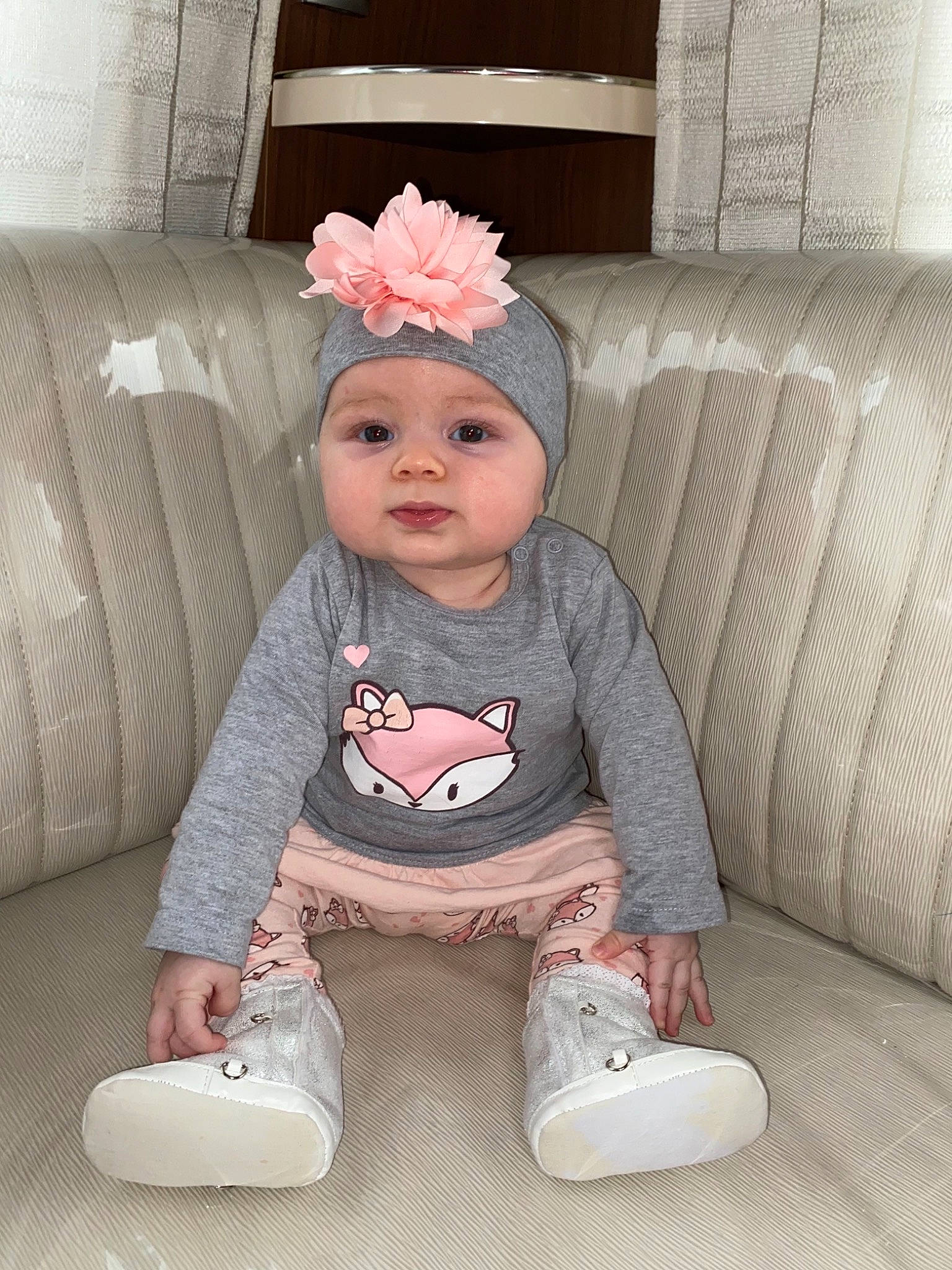 Laïna a rejoint le concours — aidez-le/la à gagner de superbes lots ! baby, baby_toddler_clothing, beauty, cap, cheek, child, comfort, couch, eye, face, flower, head, headwear, lip, person, pink, product, skin, sleeve, textile