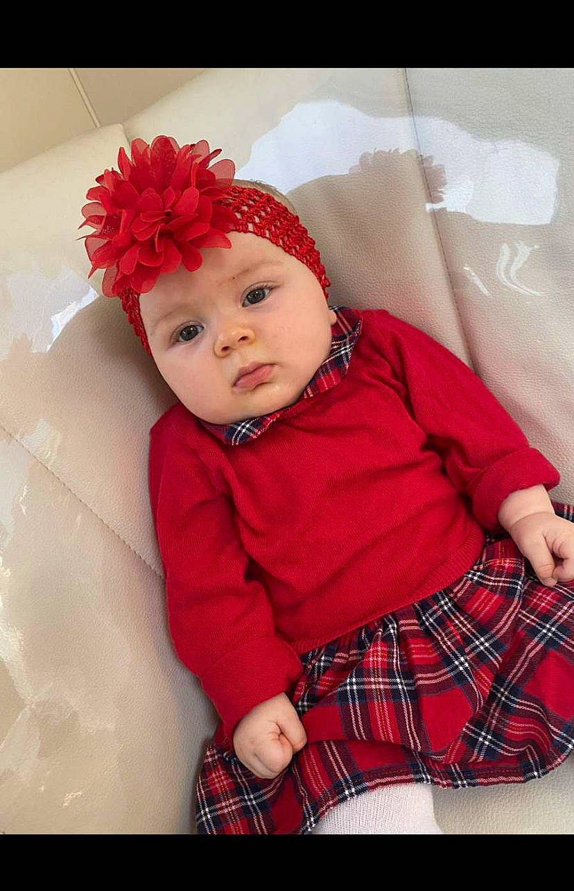 Laïna a rejoint le concours — aidez-le/la à gagner de superbes lots ! baby, baby_toddler_clothing, cap, child, collar, costume_hat, face, flower, headband, headpiece, headwear, outerwear, pattern, person, petal, plaid, red, sleeve, sock, tartan