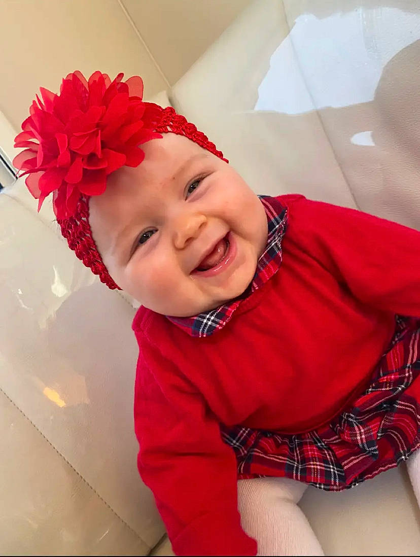Laïna a rejoint le concours — aidez-le/la à gagner de superbes lots ! baby, baby_toddler_clothing, child, cool, flower, fun, happy, headwear, joy, lip, magenta, pattern, person, petal, pink, plaid, red, skin, sleeve, smile