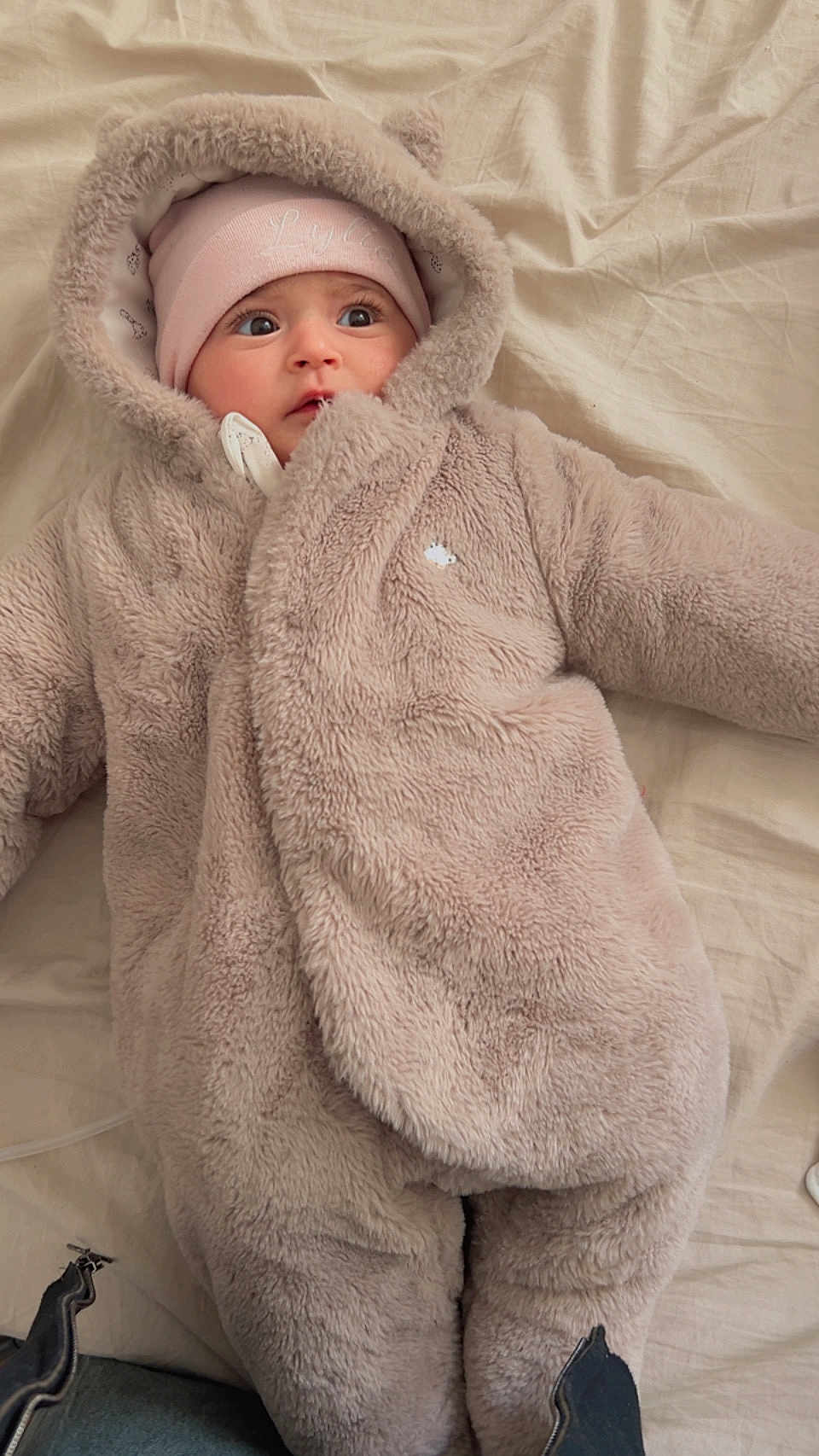 Lylia participe au concours pour gagner de l'argent avec cette photo : baby, child, infant, hood, hat, clothing, fluffy, warm, bed, blanket, fur, cute, portrait, lying_down, indoors, soft, apparel, face, wide_eyes, winter