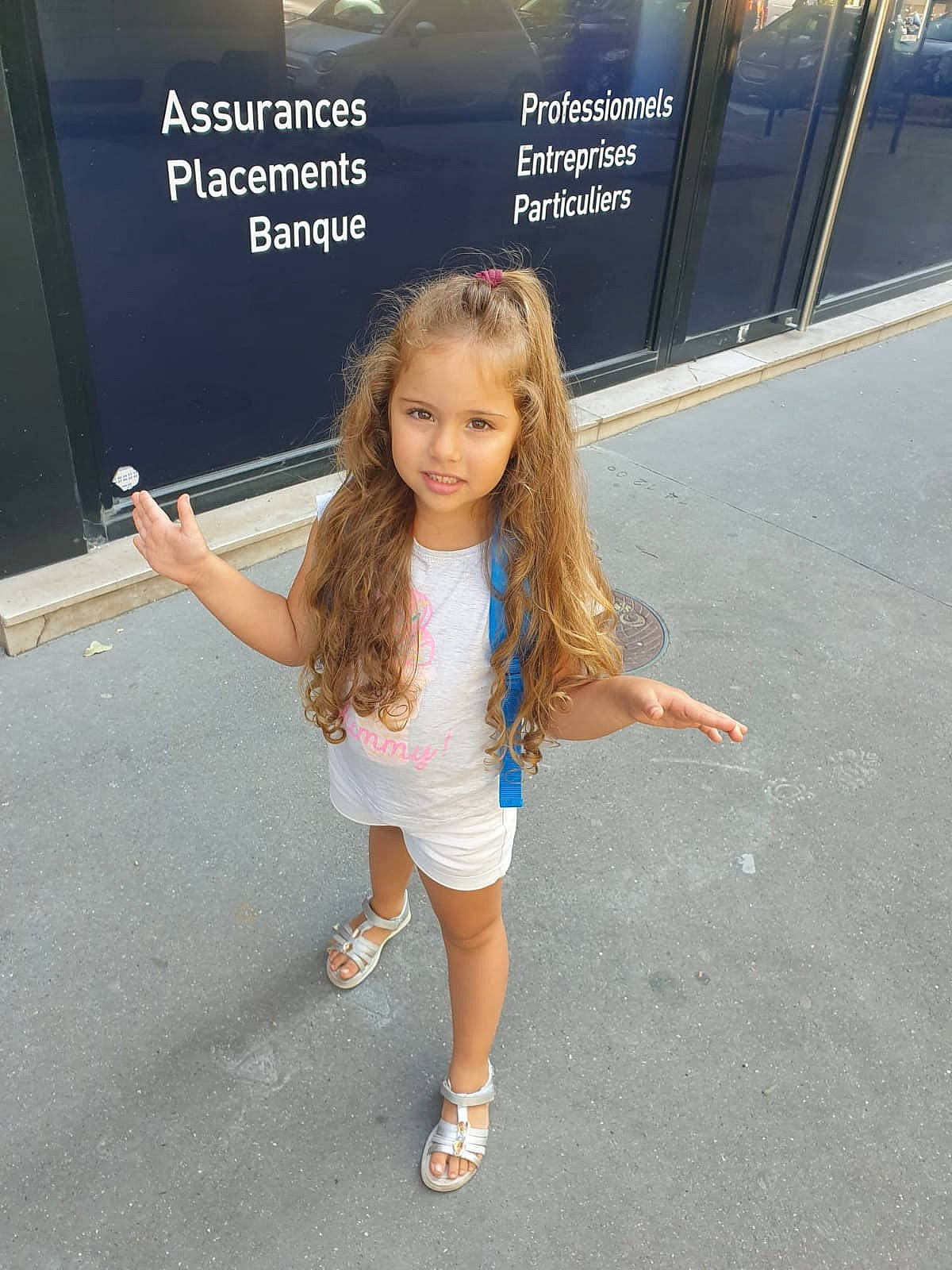 Serena a rejoint le concours — aidez-le/la à gagner de superbes lots ! asphalt, automotive_exterior, blond, child, cool, denim, electric_blue, fun, hairstyle, happy, human_leg, leisure, person, recreation, road, road_surface, standing, street, t_shirt, vehicle_door