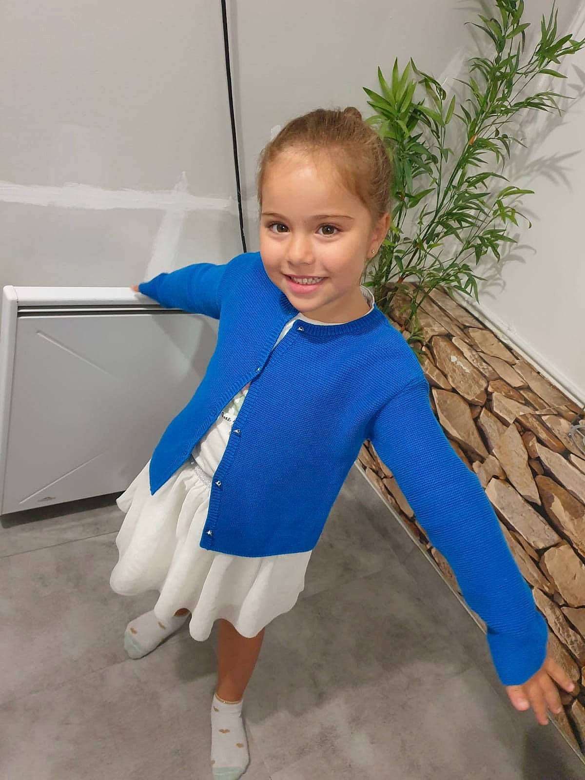 Serena participe au concours pour gagner de l'argent avec cette photo : baby_toddler_clothing, child, electric_blue, event, facial_expression, floor, flooring, fun, happy, human_body, joint, joy, leisure, person, shoulder, skin, sleeve, smile, sportswear, standing