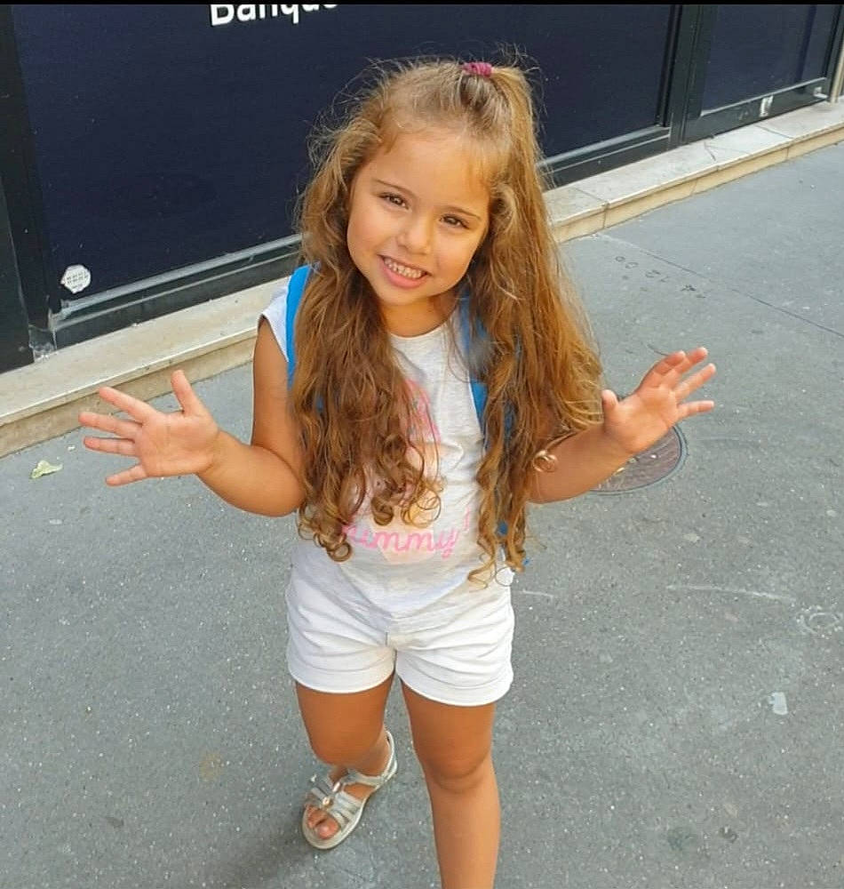 Serena participe au concours pour gagner de l'argent avec cette photo : asphalt, clothing, denim, electric_blue, face, finger, fun, happy, human_leg, jean_short, joint, joy, long_hair, person, road_surface, shorts, shoulder, sleeve, smile, thigh