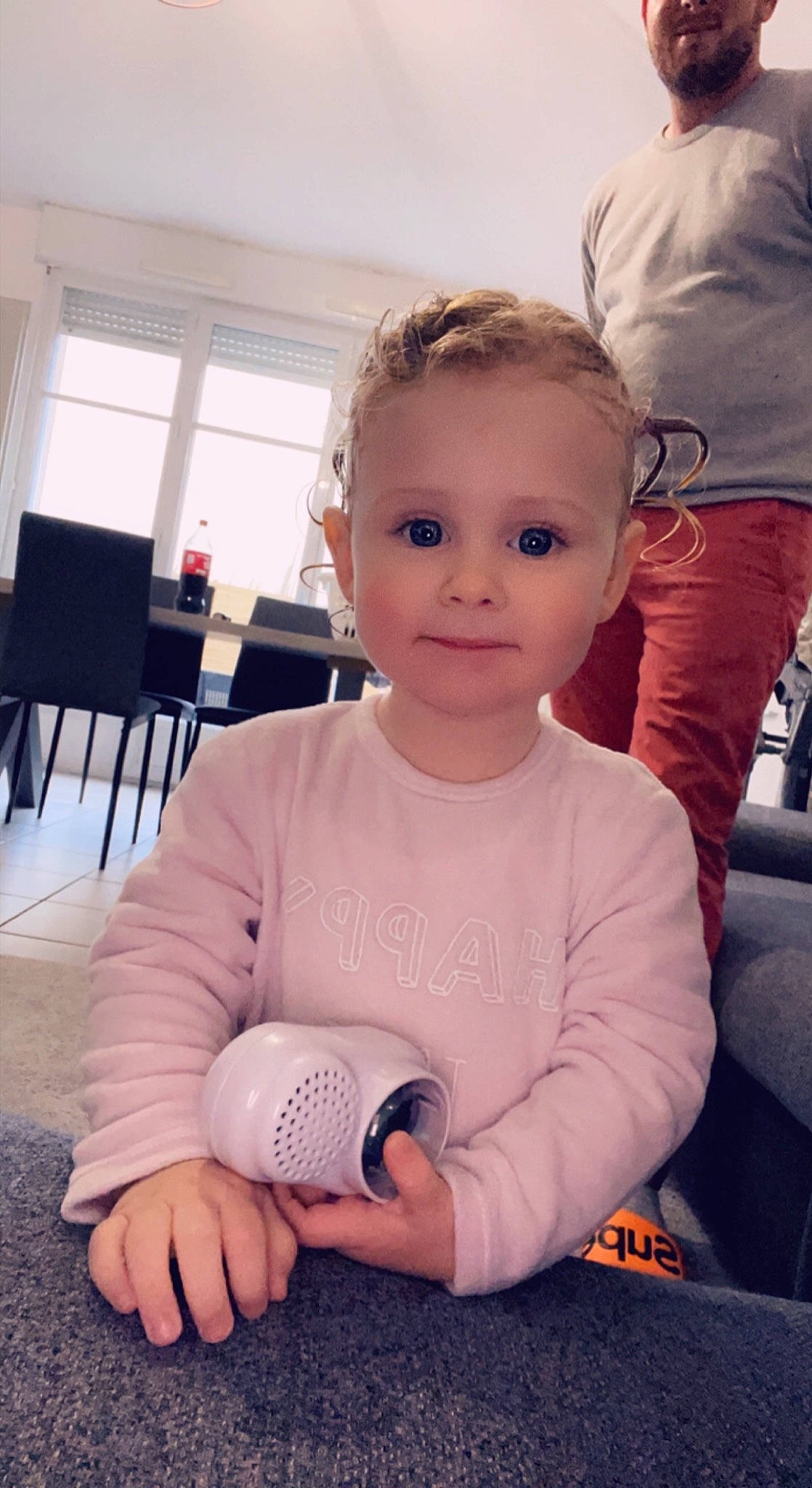 Mäloé a rejoint le concours — aidez-le/la à gagner de superbes lots ! baby, baby_toddler_clothing, chair, child, face, finger, flooring, fun, happy, leisure, nail, organ, person, recreation, sitting, skin, standing, t_shirt, thumb, toddler