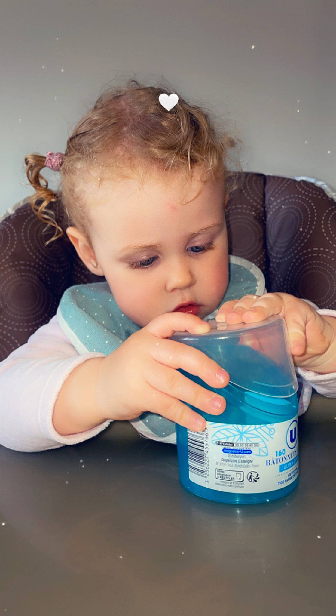 Mäloé participe au concours pour gagner de l'argent avec cette photo : arm, baby, baby_products, baby_toddler_clothing, bottle, cheek, child, drink, drinking, drinkware, eyelash, finger, fluid, happy, liquid, nail, person, plastic_bottle, skin, thumb
