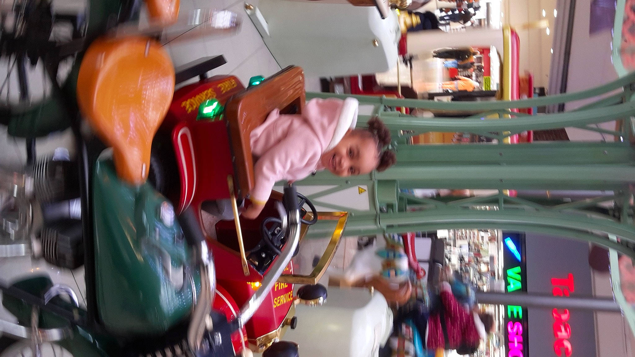 Stacy a rejoint le concours — aidez-le/la à gagner de superbes lots ! amusement_park, amusement_ride, child, collection, engineering, event, fictional_character, fun, games, joy, leisure, machine, motor_vehicle, person, recreation, room, t_shirt, toddler, toy, transport