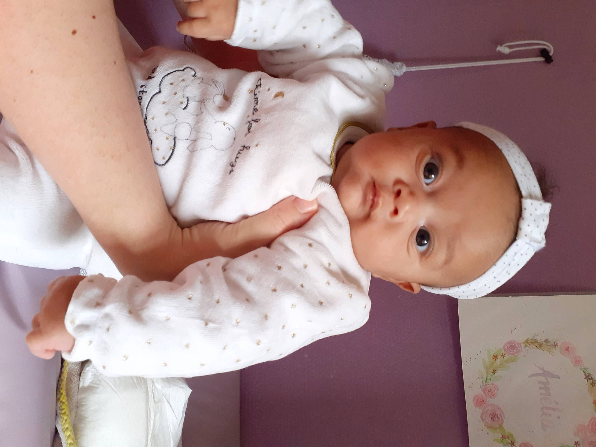 Amélia a rejoint le concours — aidez-le/la à gagner de superbes lots ! baby, baby_products, baby_toddler_clothing, cheek, child, comfort, elbow, eyelash, face, gesture, happy, lip, nose, pattern, person, product, skin, sleeve, textile, toddler