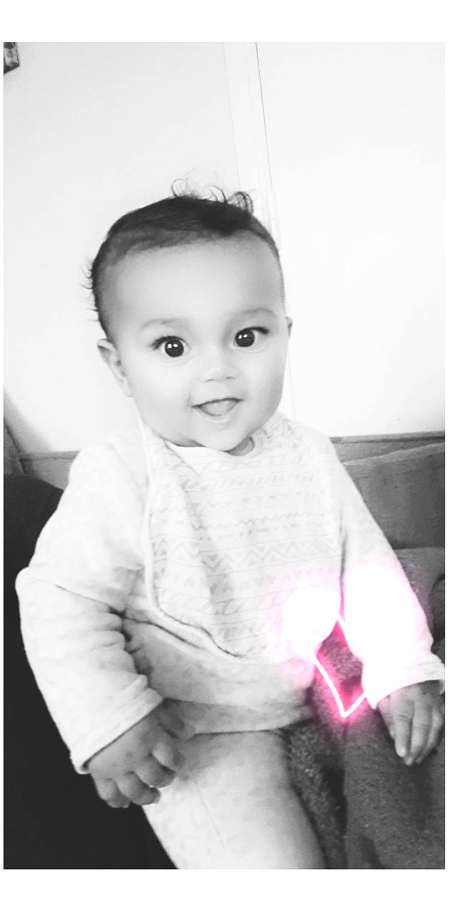 Amélia a rejoint le concours — aidez-le/la à gagner de superbes lots ! baby, baby_toddler_clothing, black_and_white, cheek, face, facial_expression, flash_photography, gesture, happy, head, iris, lip, monochrome, monochrome_photography, organ, person, sitting, sleeve, smile, t_shirt