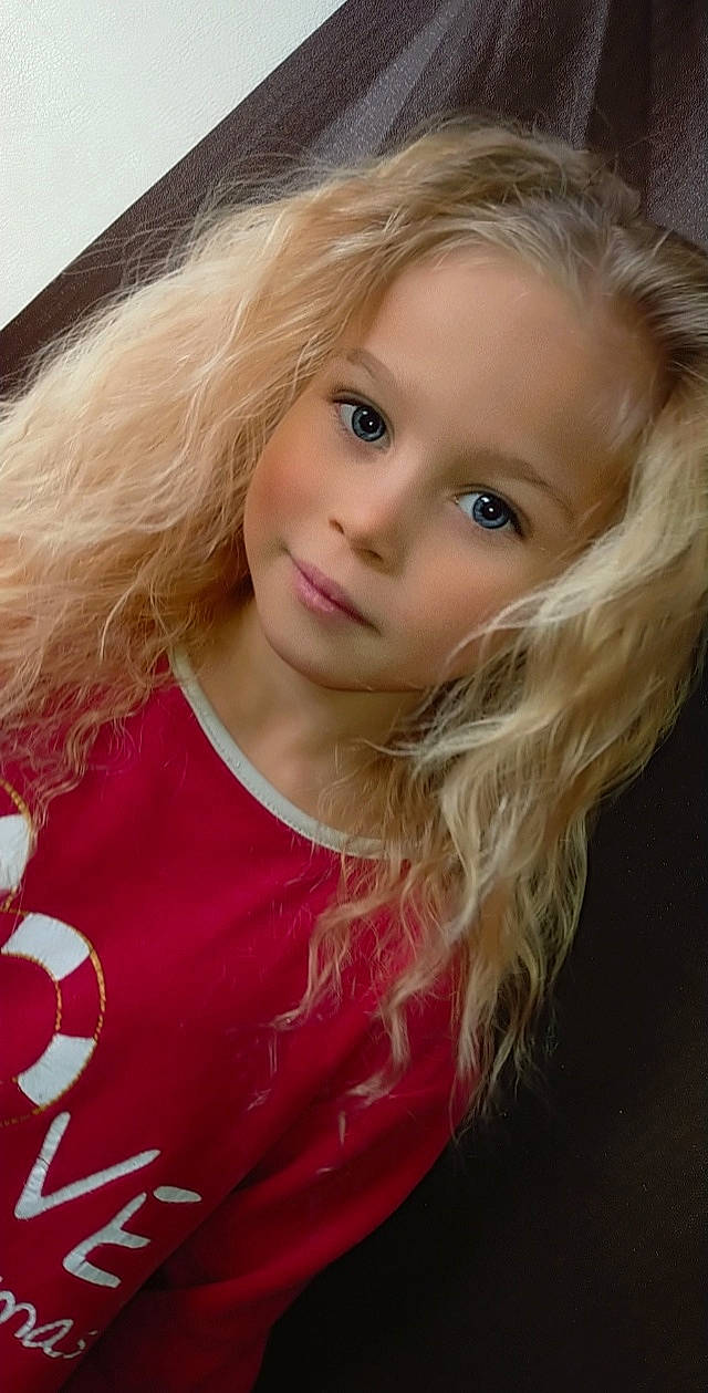 Tenessy a rejoint le concours — aidez-le/la à gagner de superbes lots ! baby, blond, brown_hair, cheek, child, child_model, curious, eye, eyebrow, eyelash, hairstyle, iris, lip, mammal, person, photography, portrait, portrait_photography, toddler