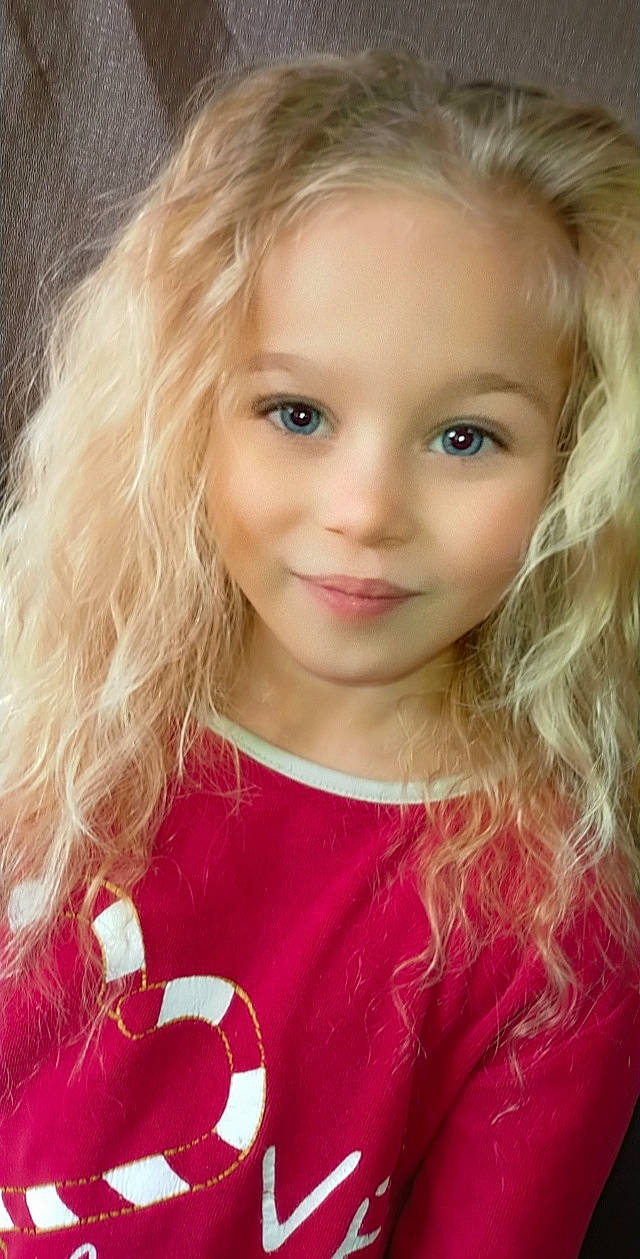 Tenessy participe au concours pour gagner de l'argent avec cette photo : beauty, blond, brown_hair, cheek, child, child_model, chin, eyebrow, eyelash, feathered_hair, forehead, hairstyle, iris, joy, lip, long_hair, person, photography, portrait, portrait_photography